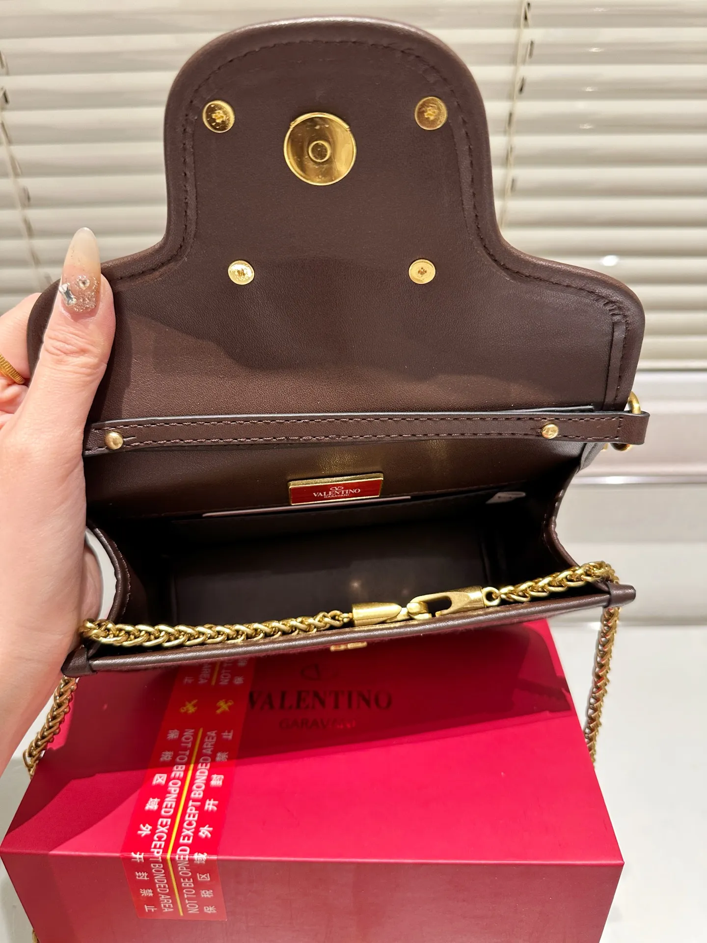 Small P350 folding box ⚠️Size 20.10 Valentino Loco shoulder bag has a high-end feel. This look is very versatile. No matter how you carry it, there is no pressure. Which girl can refuse such a beautiful bag?