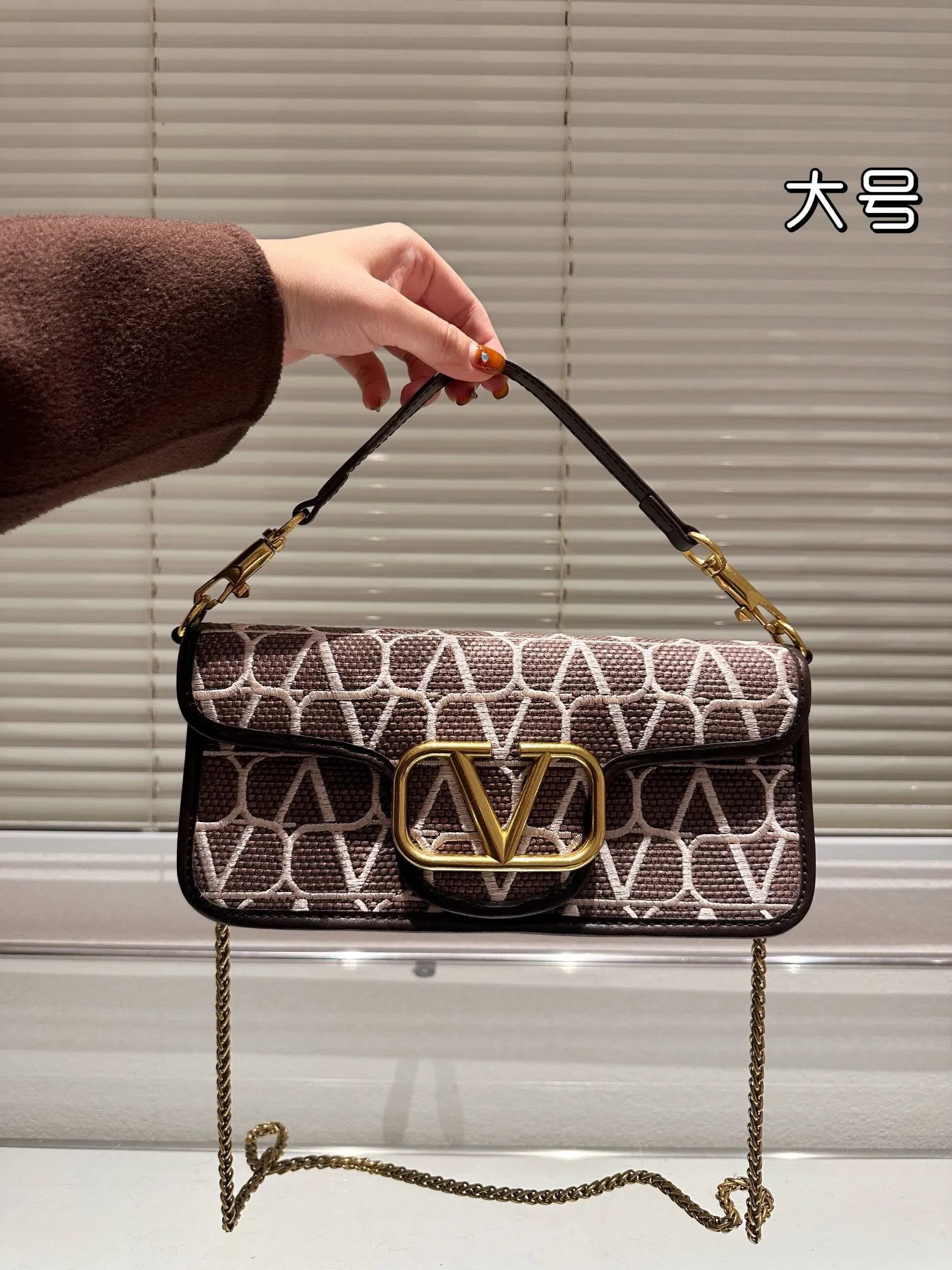 Large P380 Folding Box⚠️Size 26.11 Small P370 Folding Box⚠️Size 20.10 Valentino Loco Shoulder Bag Overflowing with a sense of luxury. This look is very versatile. No matter how you carry it, there is no pressure. Which girl can resist such a beautiful bag?