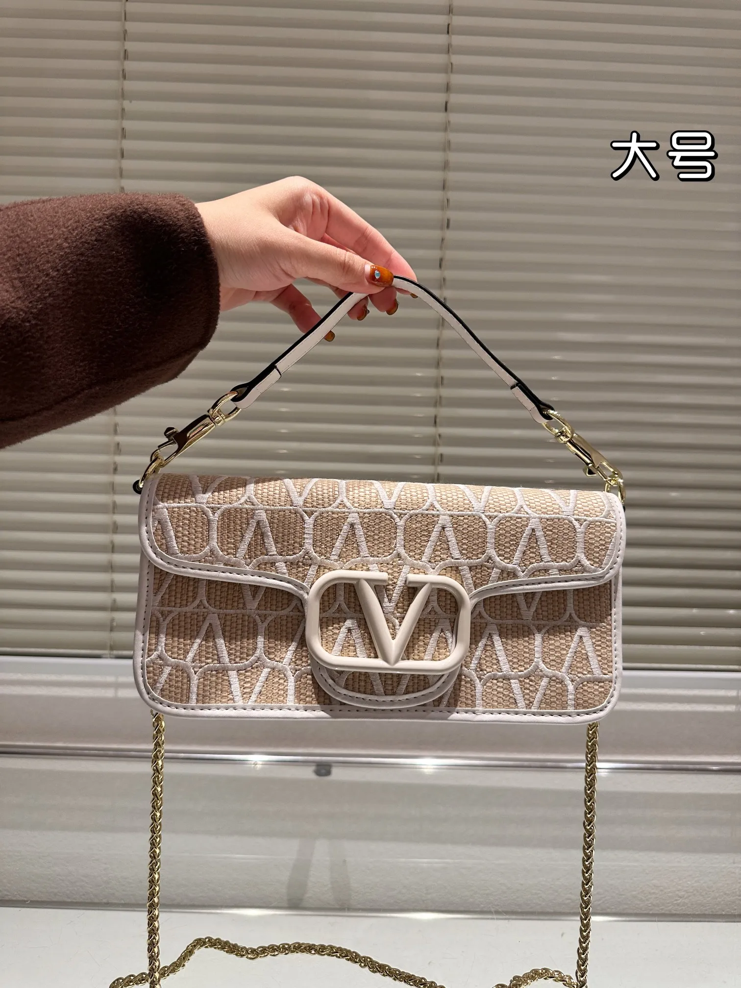 Large P380 Folding Box⚠️Size 26.11 Small P370 Folding Box⚠️Size 20.10 Valentino Loco Shoulder Bag Overflowing with a sense of luxury. This look is very versatile. No matter how you carry it, there is no pressure. Which girl can resist such a beautiful bag?