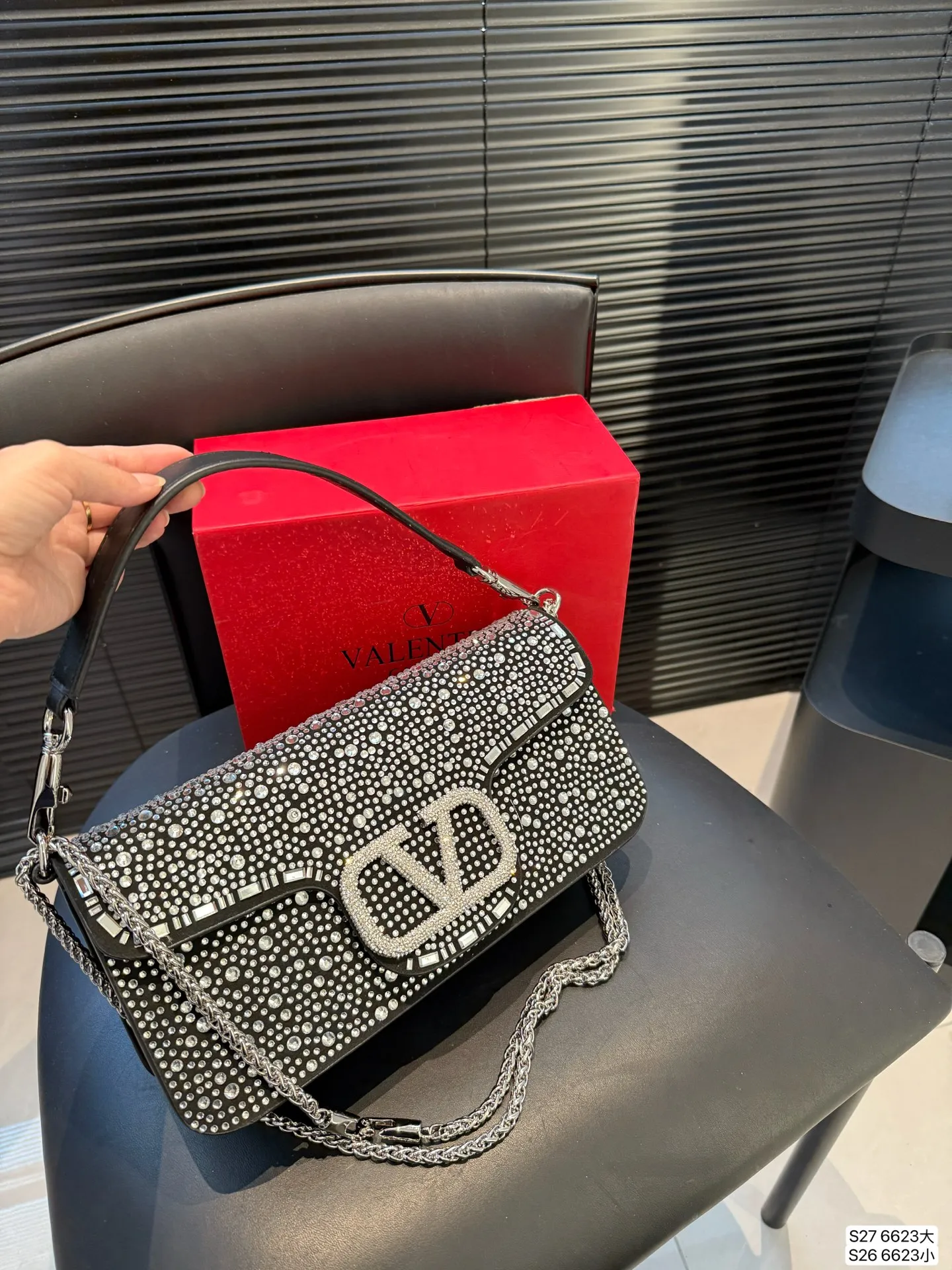 Large size P370 Small size P360 with folding box This time Valentino really went big. Favored by celebrities from all walks of life ~ The simple design is not only full of art but also exquisite. High-end sizes: Large size 28 13.5 Small size 20 11 Item No. 6623