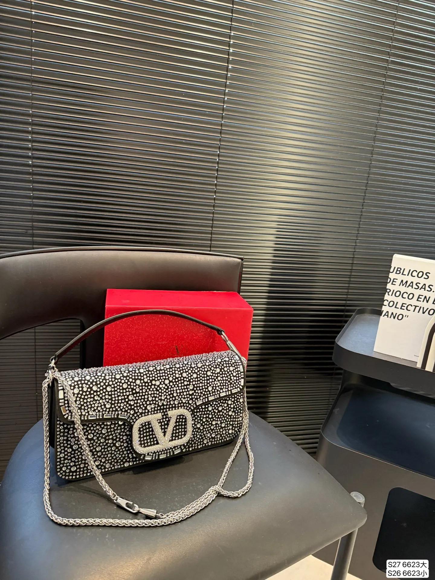 Large size P370 Small size P360 with folding box This time Valentino really went big. Favored by celebrities from all walks of life ~ The simple design is not only full of art but also exquisite. High-end sizes: Large size 28 13.5 Small size 20 11 Item No. 6623
