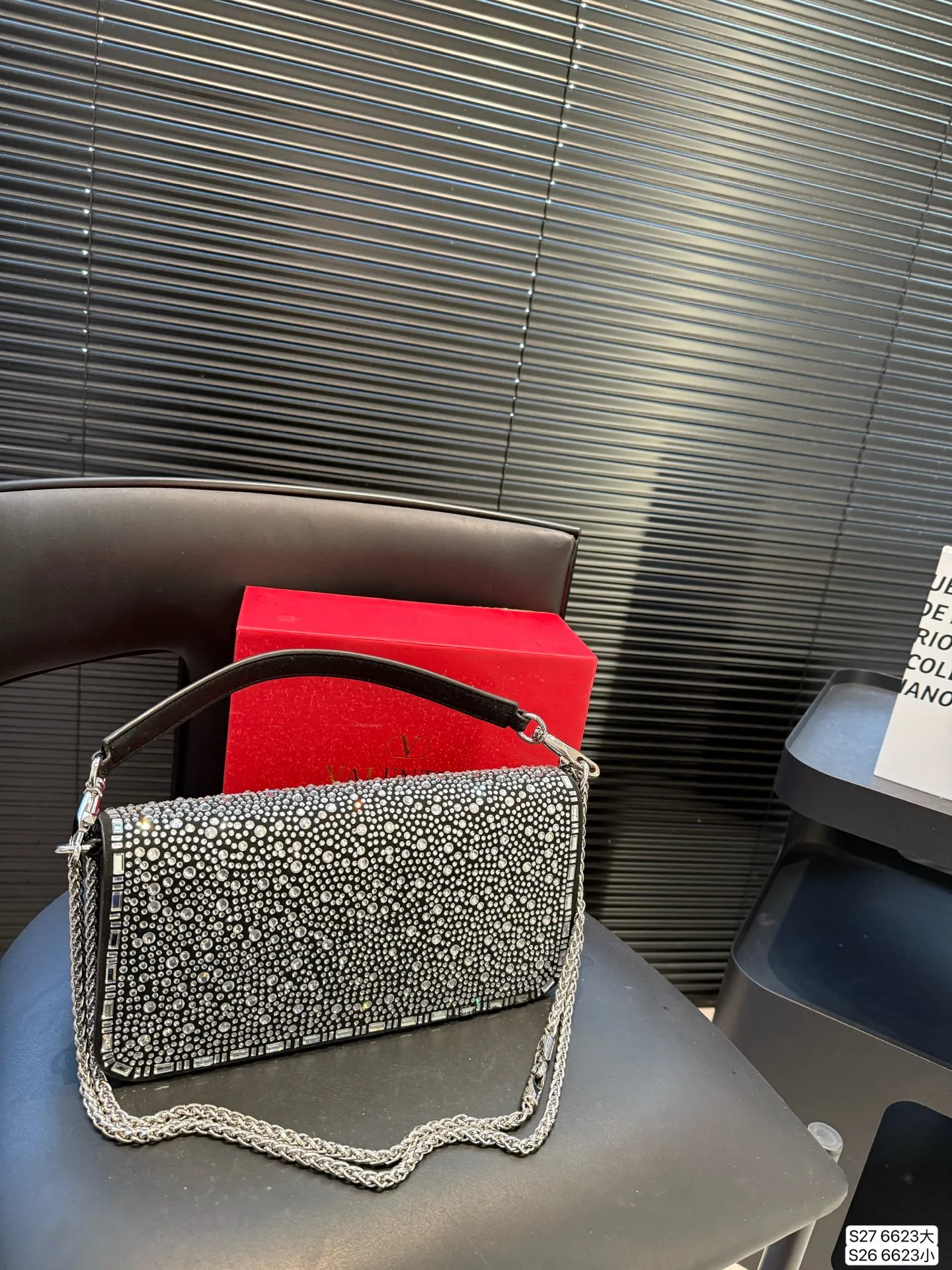 Large size P370 Small size P360 with folding box This time Valentino really went big. Favored by celebrities from all walks of life ~ The simple design is not only full of art but also exquisite. High-end sizes: Large size 28 13.5 Small size 20 11 Item No. 6623
