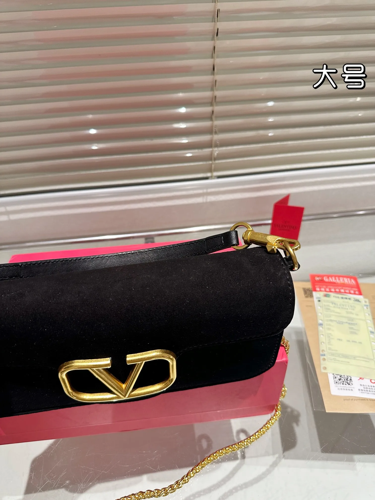 Large P360 Folding Box ⚠️Size 26.11 Valentino Loco Shoulder Bag Overflowing with Sophistication This Look Is Very Versatile No matter how you carry it, you won’t feel any pressure. Which girl can resist such a beautiful bag?