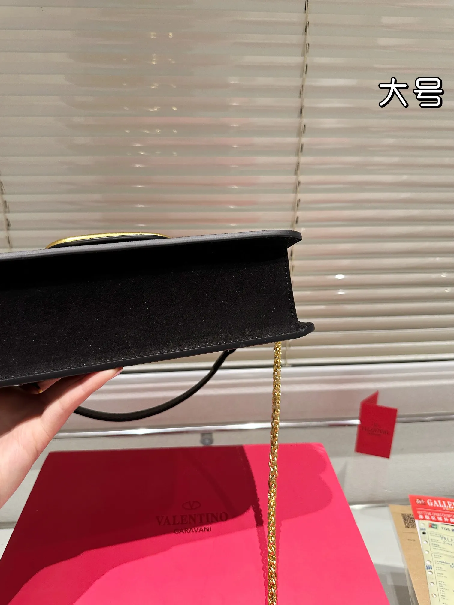 Large P360 Folding Box ⚠️Size 26.11 Valentino Loco Shoulder Bag Overflowing with Sophistication This Look Is Very Versatile No matter how you carry it, you won’t feel any pressure. Which girl can resist such a beautiful bag?