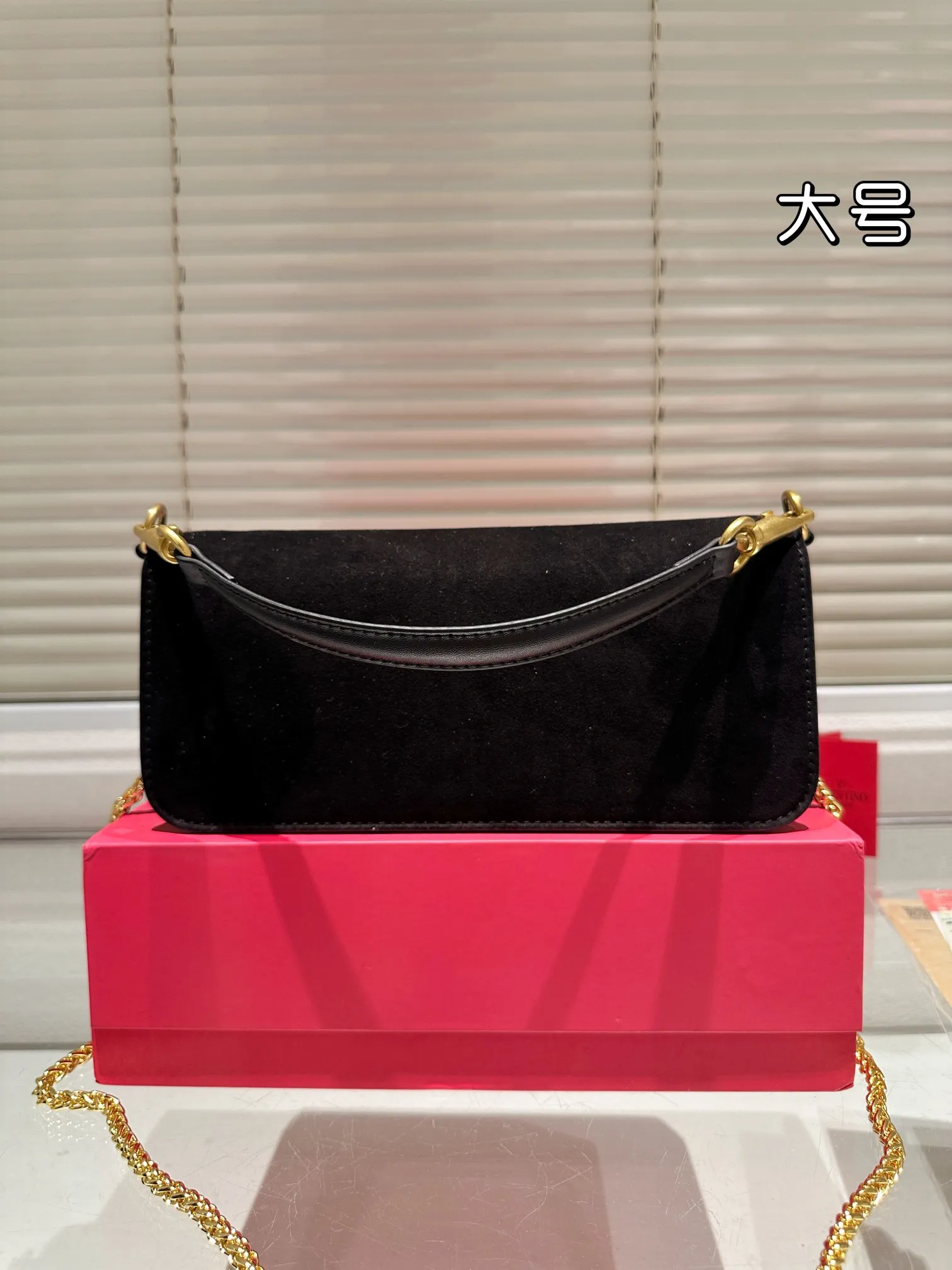Large P360 Folding Box ⚠️Size 26.11 Valentino Loco Shoulder Bag Overflowing with Sophistication This Look Is Very Versatile No matter how you carry it, you won’t feel any pressure. Which girl can resist such a beautiful bag?