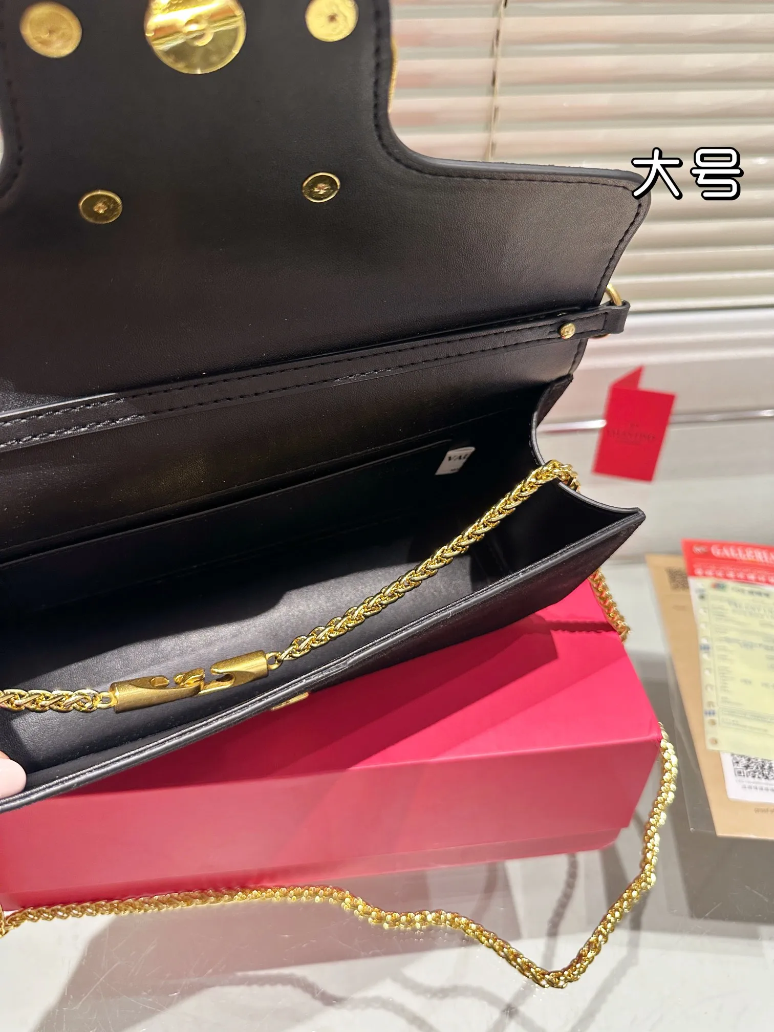 Large P360 Folding Box ⚠️Size 26.11 Valentino Loco Shoulder Bag Overflowing with Sophistication This Look Is Very Versatile No matter how you carry it, you won’t feel any pressure. Which girl can resist such a beautiful bag?