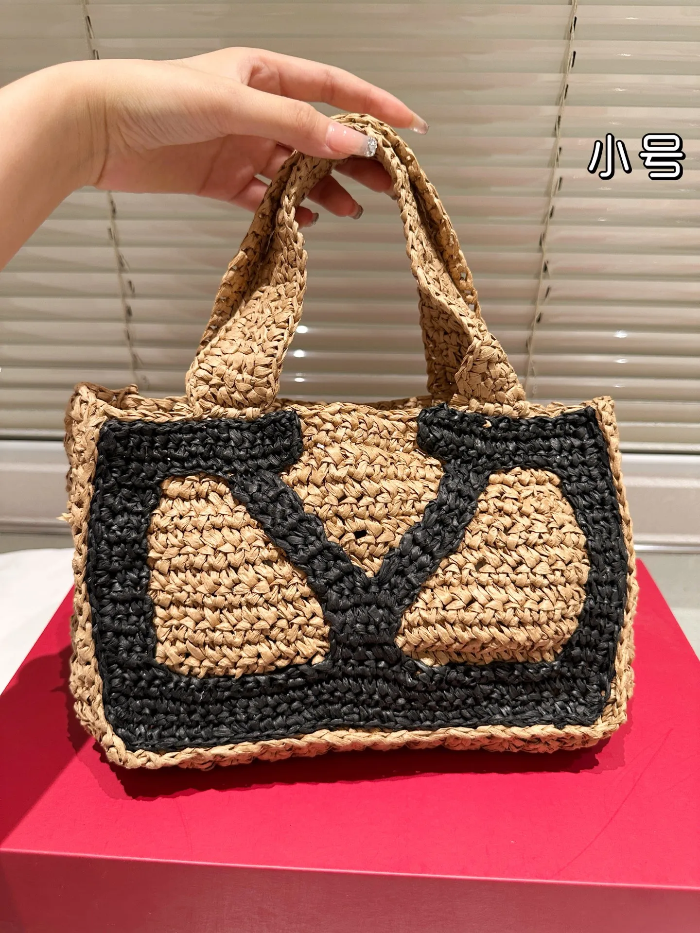 P390 P350 Valentino straw woven, a popular model in the counter. Playful and super personality, whoever wears it looks better. Can’t conceal the foreign style. Exquisite routing. Color matching is very distinctive. Very versatile and can be matched with daily life. Casual and playful with a little bit of a lady style. It will definitely become a super hot style in the new year, spring and summer. Size large 33.22, small 25.17