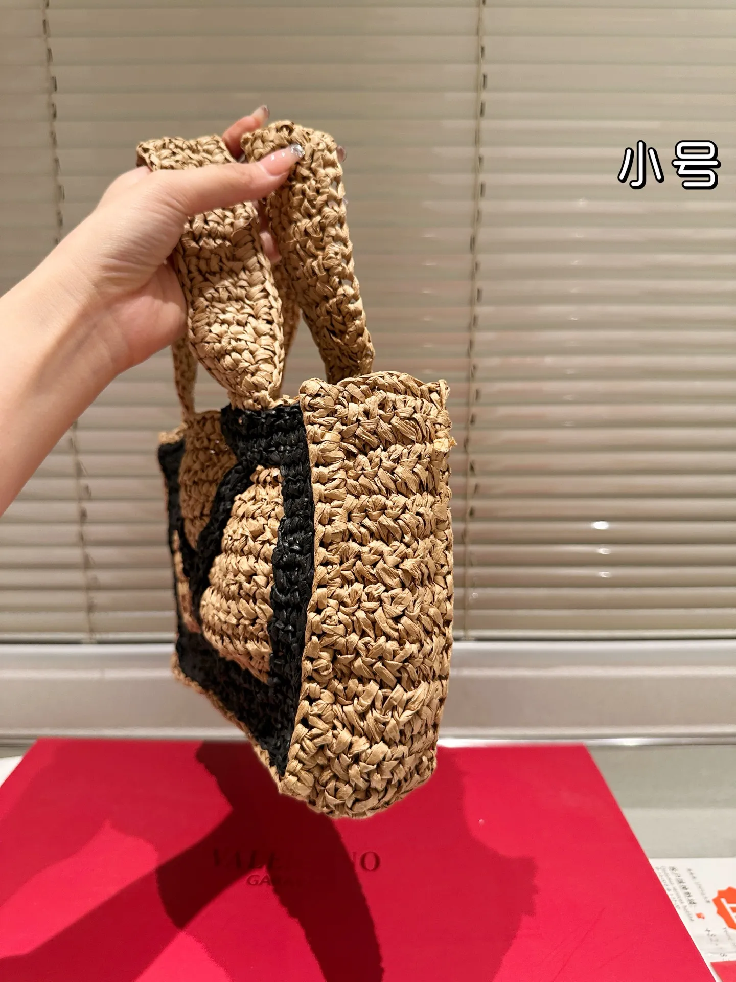 P390 P350 Valentino straw woven, a popular model in the counter. Playful and super personality, whoever wears it looks better. Can’t conceal the foreign style. Exquisite routing. Color matching is very distinctive. Very versatile and can be matched with daily life. Casual and playful with a little bit of a lady style. It will definitely become a super hot style in the new year, spring and summer. Size large 33.22, small 25.17