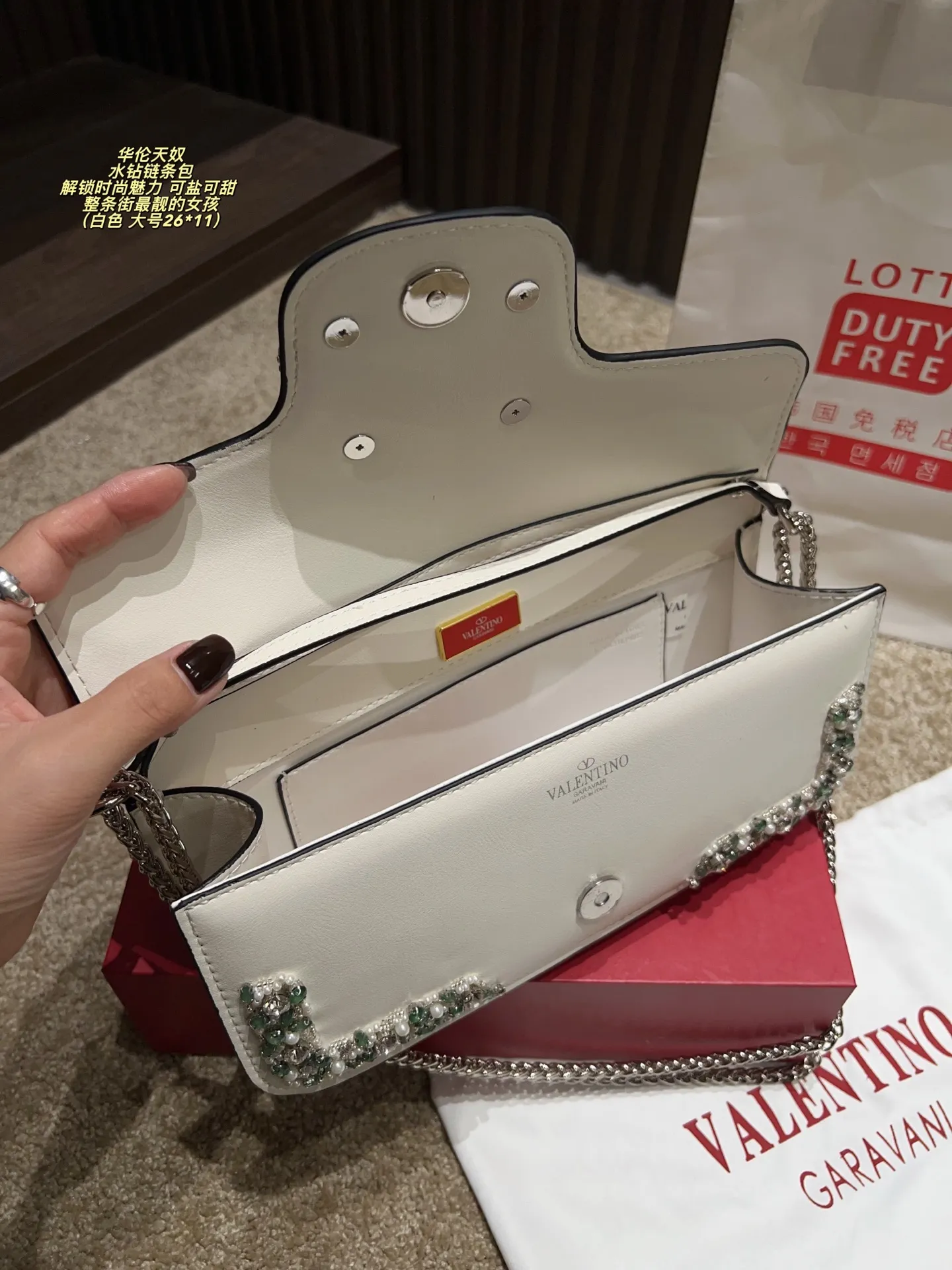 Large P410 with box⚠️size 26*11 Small P400 with box⚠️size 20*11 Valentino rhinestone chain bag Unlock fashion charm Can be salty or sweet The most beautiful girl on the street