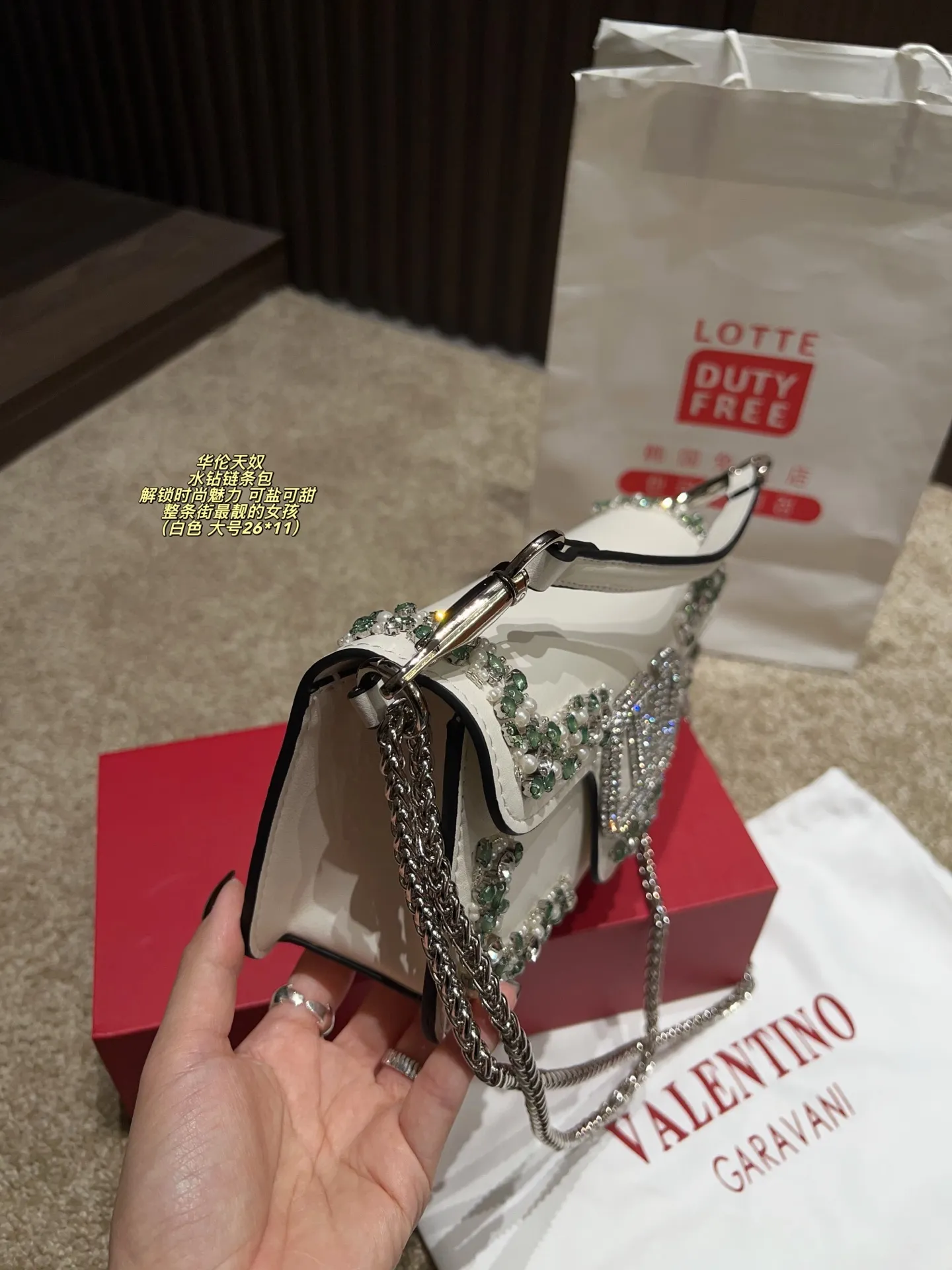 Large P410 with box⚠️size 26*11 Small P400 with box⚠️size 20*11 Valentino rhinestone chain bag Unlock fashion charm Can be salty or sweet The most beautiful girl on the street