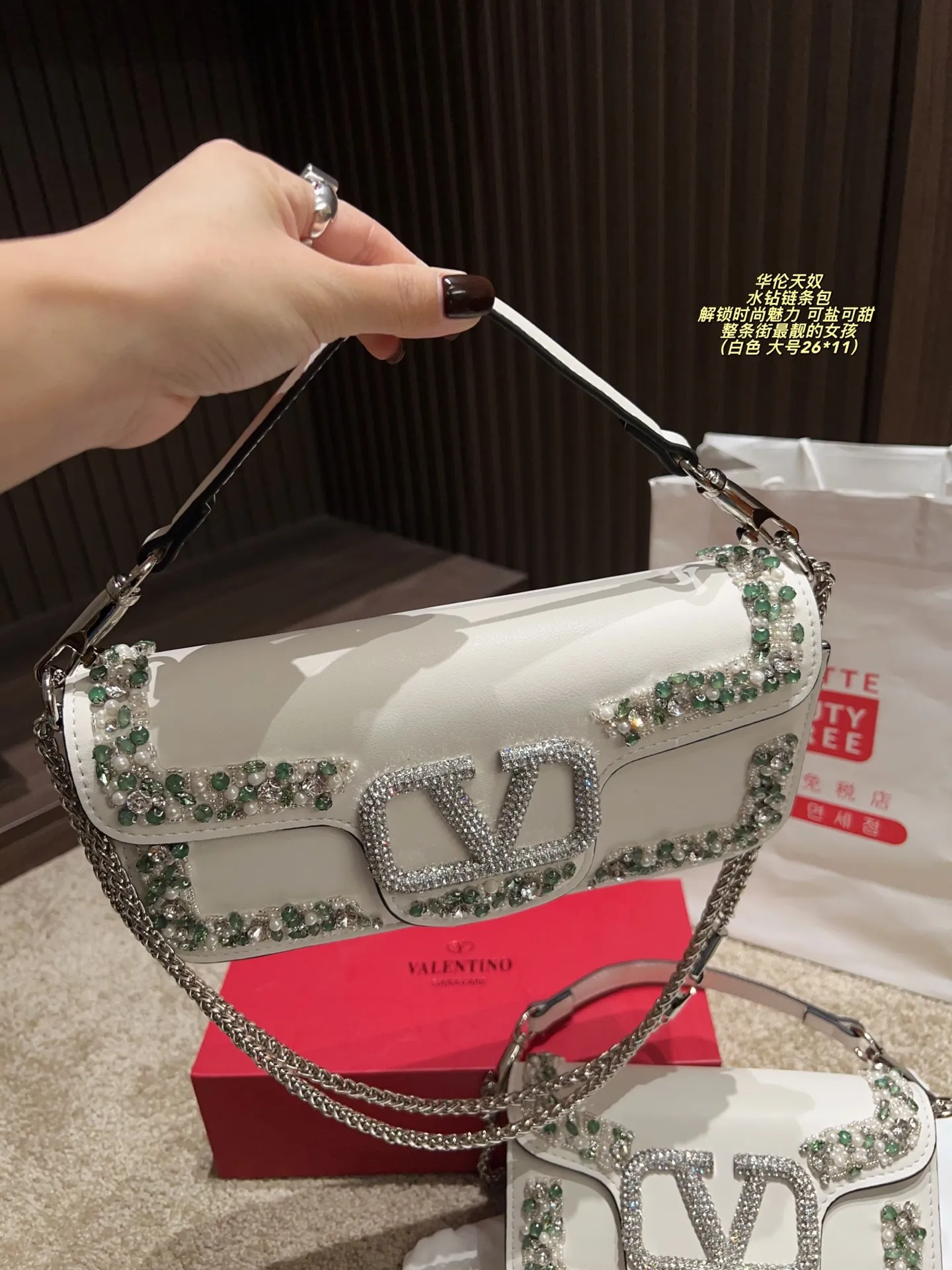 Large P410 with box⚠️size 26*11 Small P400 with box⚠️size 20*11 Valentino rhinestone chain bag Unlock fashion charm Can be salty or sweet The most beautiful girl on the street