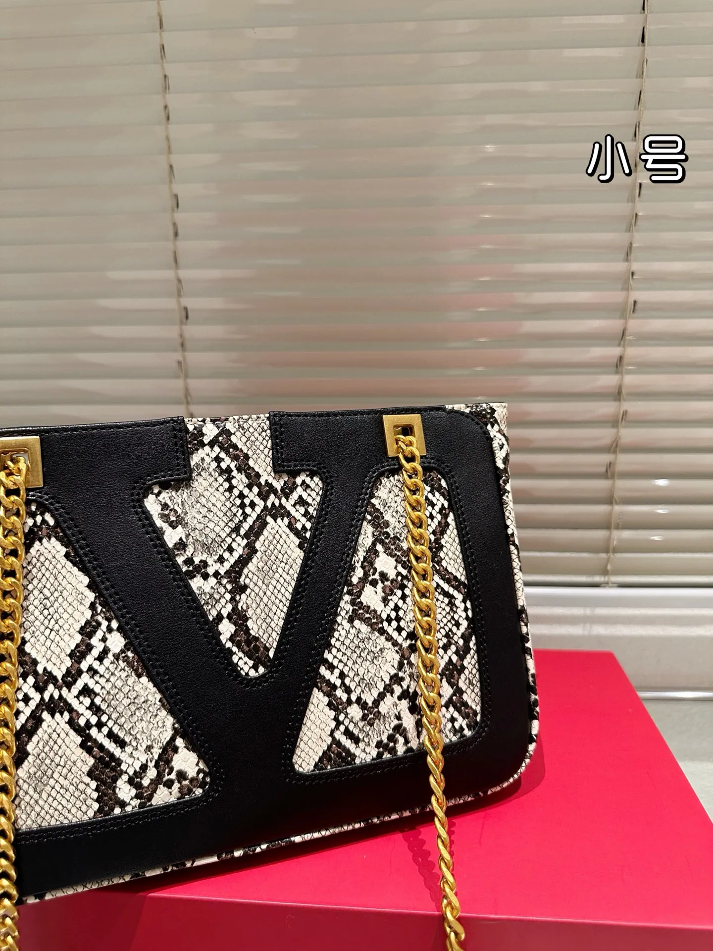 P370 Comes with gift box 🎁 Valentino VALENTINO Women’s Tote Bag Valentino Letter Bag Letter bag from Valentino. The new season has just arrived. Size 28.19