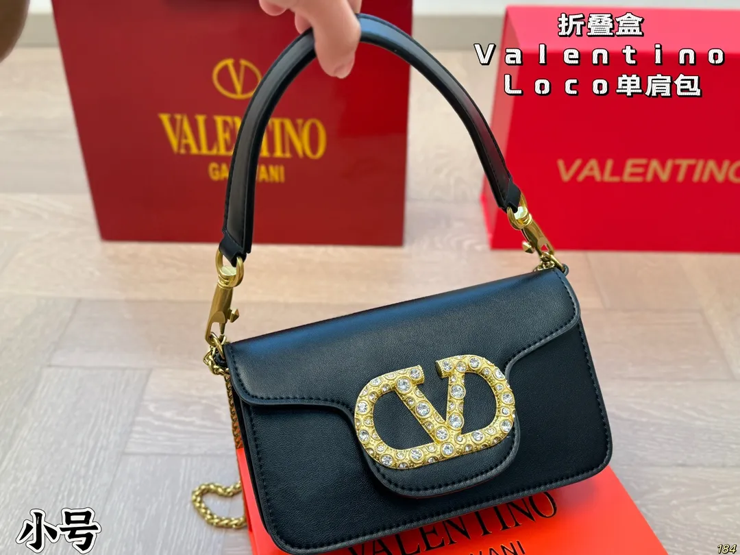 6️⃣Color small size ¥300 folding box Valentino Loco shoulder bag, overflowing with high-end sense. This look is very versatile. No matter how you carry it, you won’t feel stressed. Which girl can refuse such a beautiful bag? Size: small 20 12