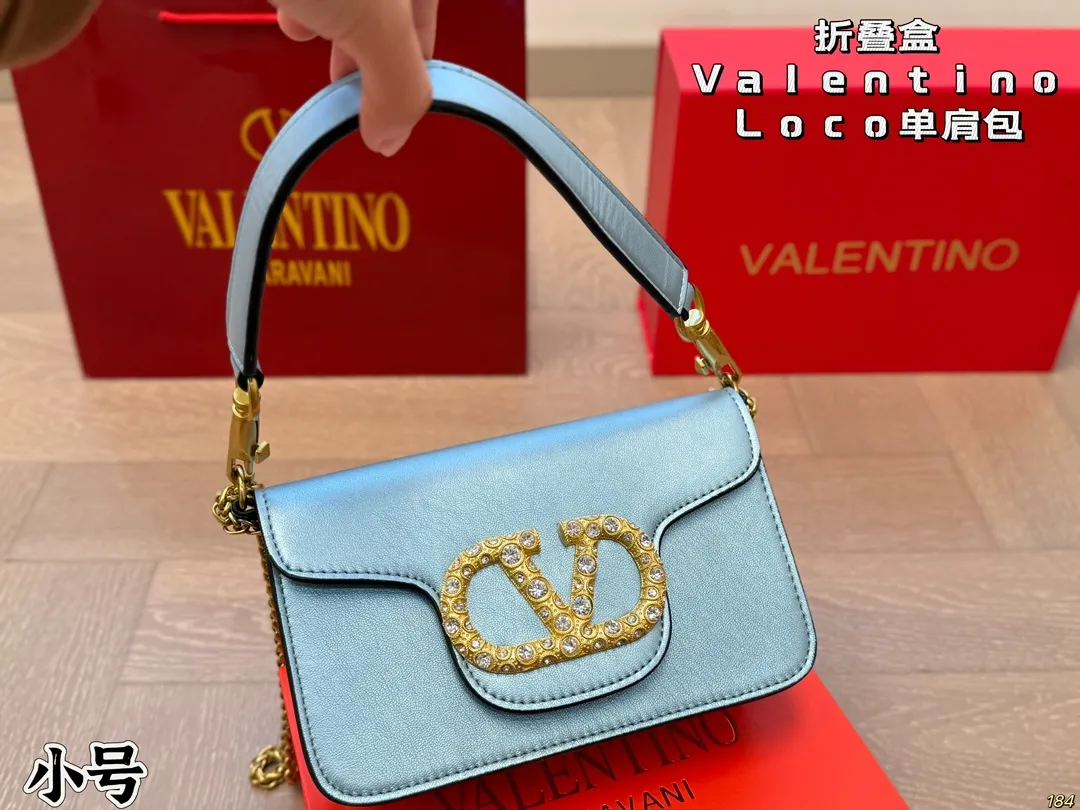 6️⃣Color small size ¥300 folding box Valentino Loco shoulder bag, overflowing with high-end sense. This look is very versatile. No matter how you carry it, you won’t feel stressed. Which girl can refuse such a beautiful bag? Size: small 20 12