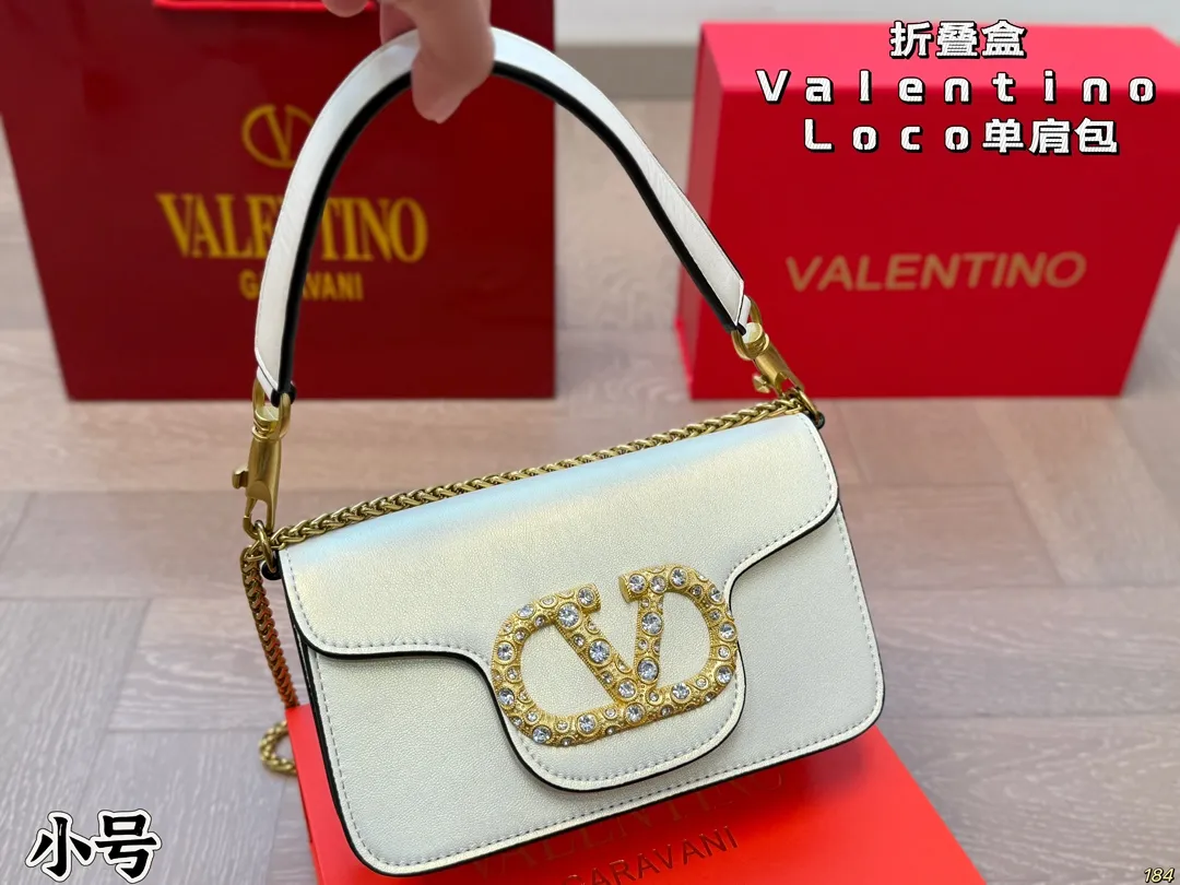 6️⃣Color small size ¥300 folding box Valentino Loco shoulder bag, overflowing with high-end sense. This look is very versatile. No matter how you carry it, you won’t feel stressed. Which girl can refuse such a beautiful bag? Size: small 20 12