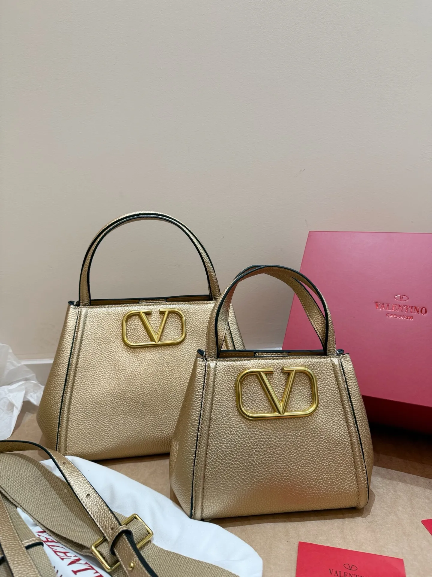 P400 P380 Folding box Valentino Alltime handbag Liu Wen's same bag Valentino's most popular one Comes with two shoulder straps Size 25.20 Size 19.16