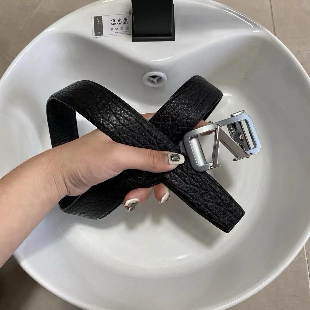 ✈️🇮🇹Brand: Valentino Valevtlo Guangzhou original buckle P160 ✈️🇮🇹Grade: 🚢Original private goods. First-layer cowhide black bottom, sold at counters🈶️, comparable to the genuine product! Exquisite oil edges, computer stitching, soft hand feel. No modifications in real photos. The upper body effect is super good, and the length can be cut. Comes with a full set of packaging at the counter. The first choice for gift giving ✈️🇮🇹Button: Guangzhou original buckle hardware ✈️🇮🇹Length: 100-125cm 3.5cm specifications ✈️🇮🇹Color: black