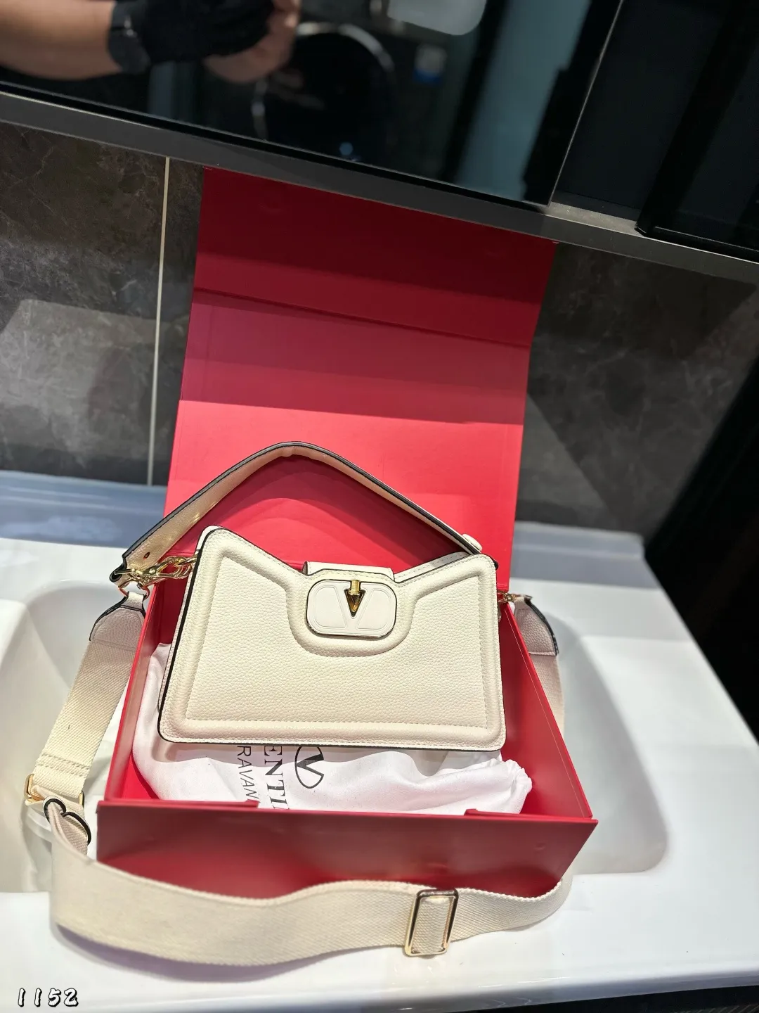 ❤️P300 (folding gift box)❤️ Valentino Allknots crossbody bag, exquisite and beautiful, high-end and elegant, easy to control, no matter the clothes, no season. Can be used all year round, salty or sweet. Carry it on a tall girl, she has the temperament of a royal sister. Carry it on a small girl, it is a sweet girl. Size: 26 15