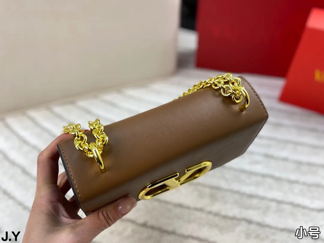 p310/p300 Folding box 🎁 Valentino Vain series handbags~ A versatile bag that can be sweet or salty, casual or business, magnetic opening and closing, practical capacity, exquisite and noble, elegant and timeless! Size: 24*16/19.5*13