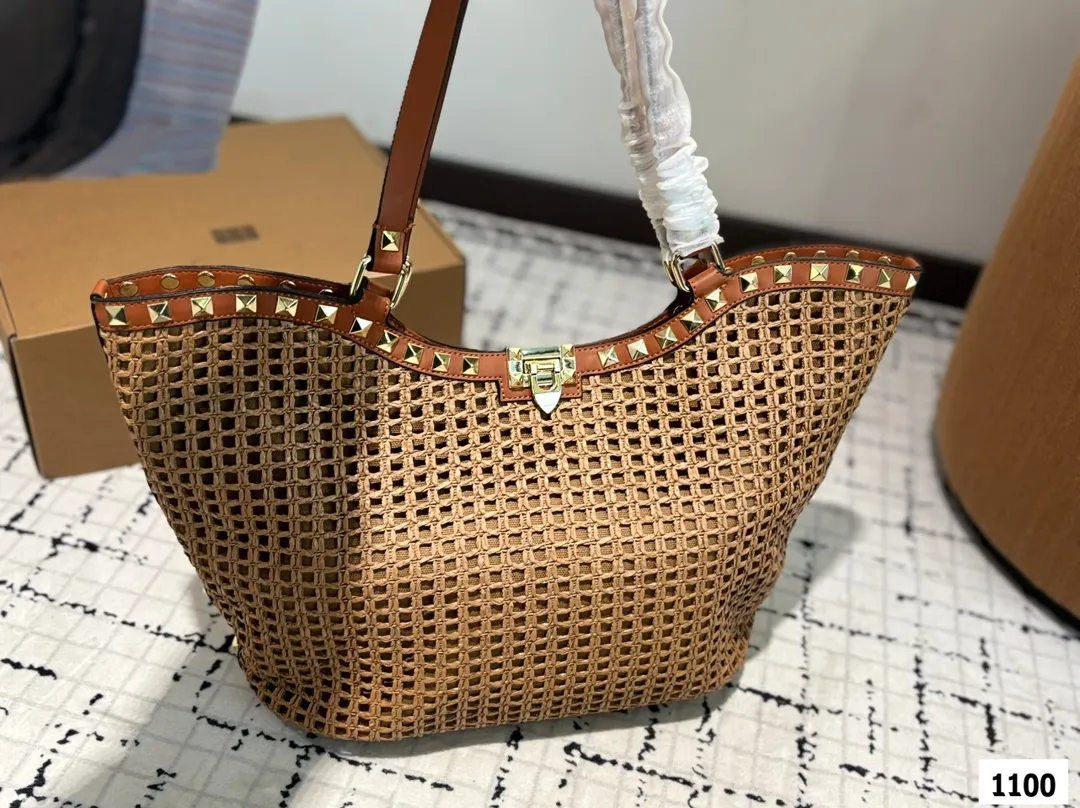 P380 Valentino Valentino woven bag 24 spring and summer has a strong holiday style, but it is also suitable for daily life. I feel like having a bag like this is a must. After all, no one wants to refuse the waves and beaches# Size: 31 29