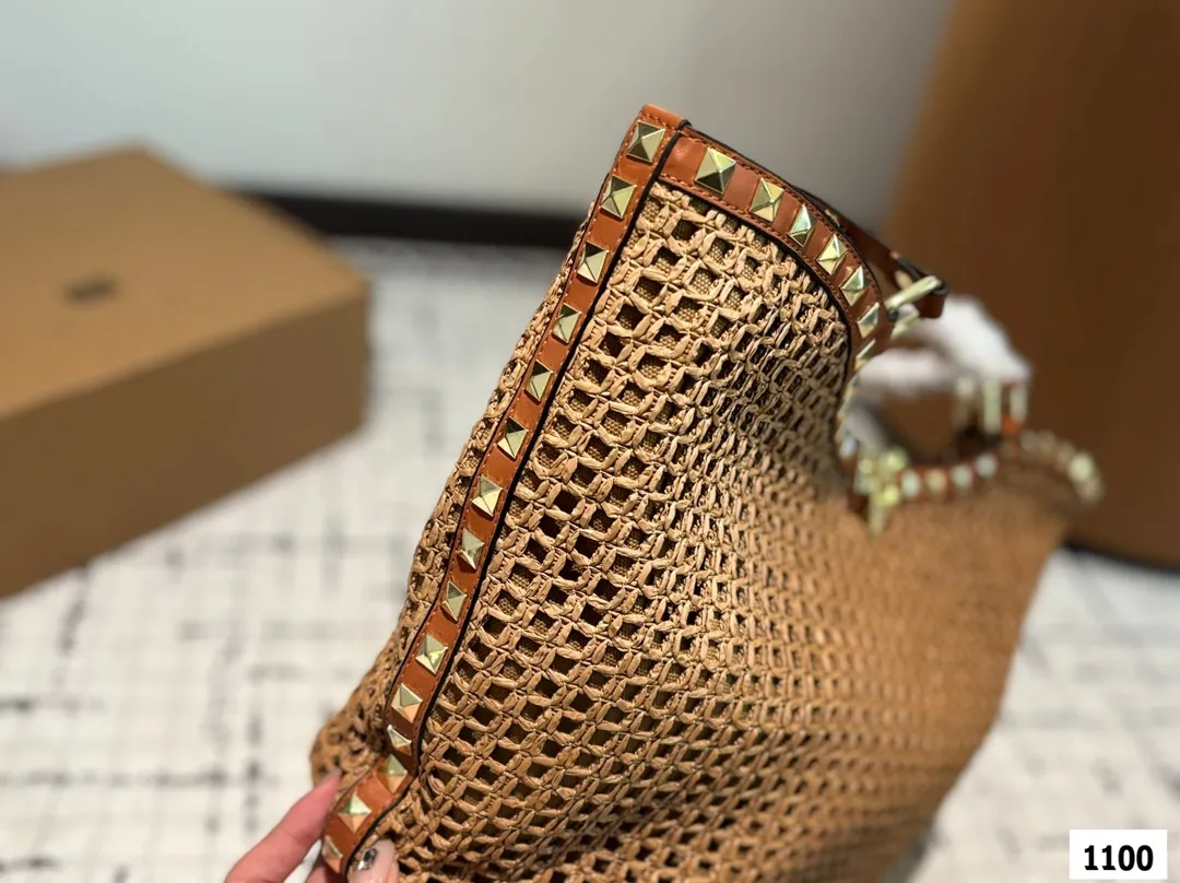 P380 Valentino Valentino woven bag 24 spring and summer has a strong holiday style, but it is also suitable for daily life. I feel like having a bag like this is a must. After all, no one wants to refuse the waves and beaches# Size: 31 29