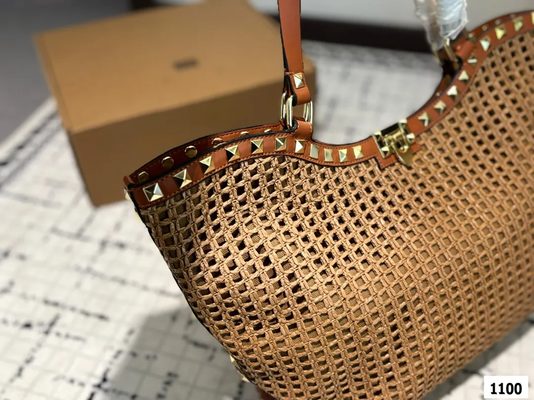 P380 Valentino Valentino woven bag 24 spring and summer has a strong holiday style, but it is also suitable for daily life. I feel like having a bag like this is a must. After all, no one wants to refuse the waves and beaches# Size: 31 29