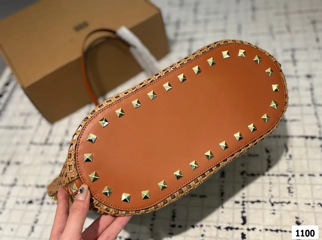 P380 Valentino Valentino woven bag 24 spring and summer has a strong holiday style, but it is also suitable for daily life. I feel like having a bag like this is a must. After all, no one wants to refuse the waves and beaches# Size: 31 29