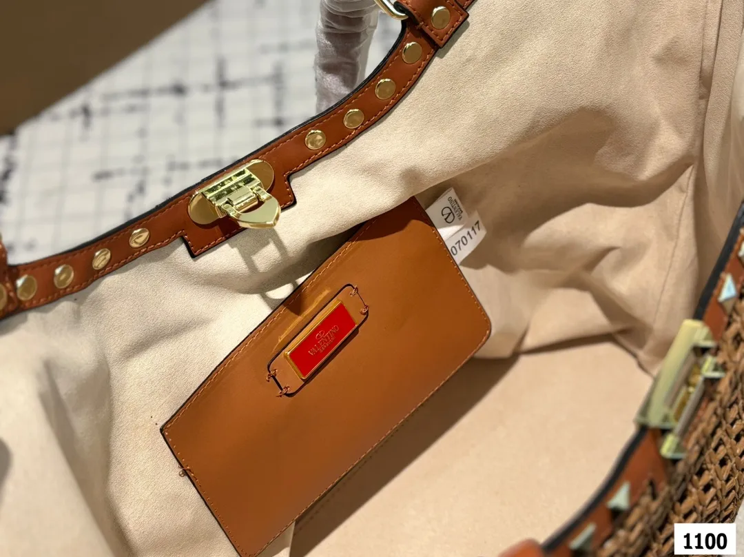 P380 Valentino Valentino woven bag 24 spring and summer has a strong holiday style, but it is also suitable for daily life. I feel like having a bag like this is a must. After all, no one wants to refuse the waves and beaches# Size: 31 29