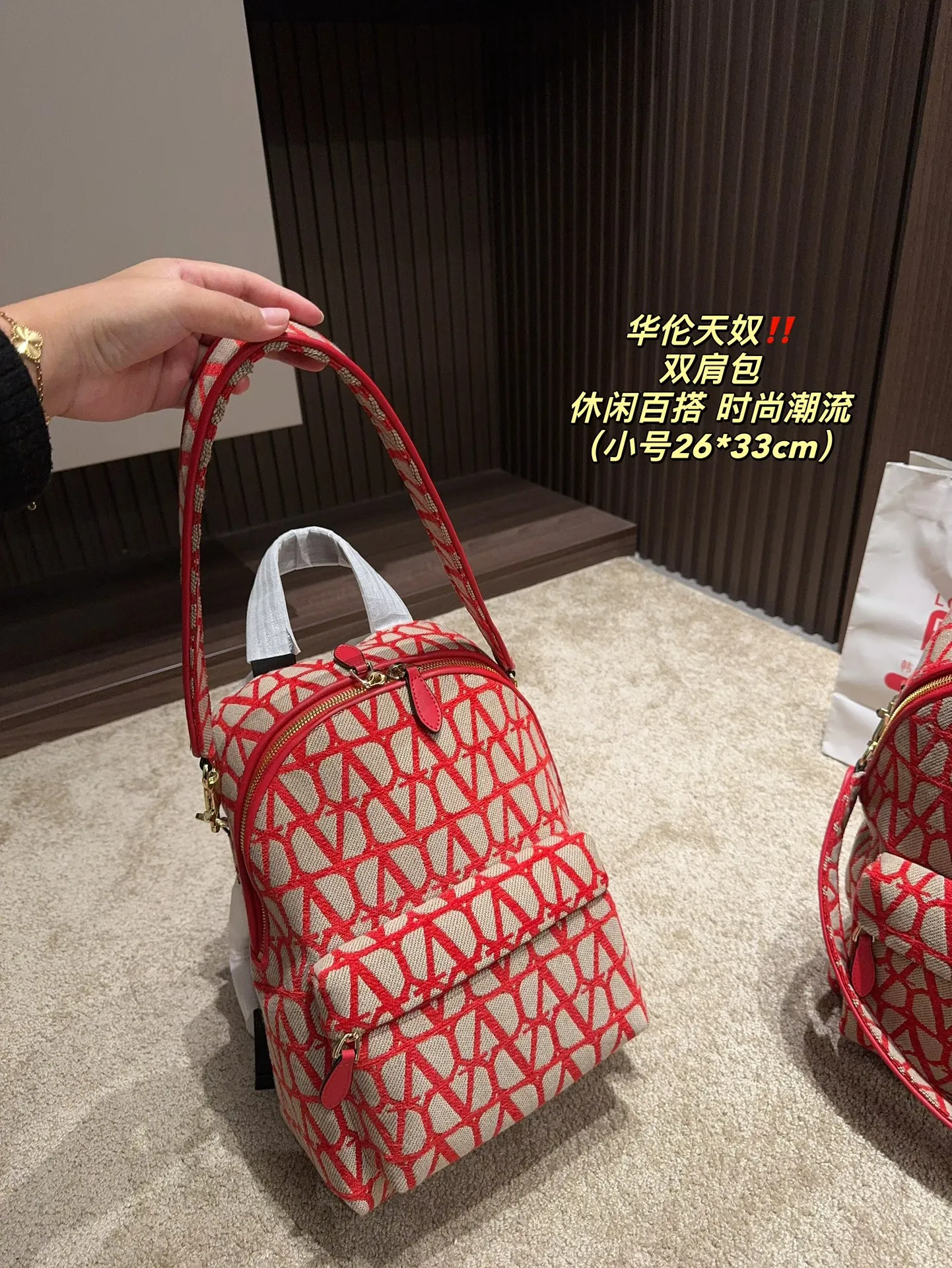 ✅The top original large size P480⚠️size 31.39 small size P400⚠️size 26.33 Valentino backpack large capacity, a must-have for vacation travel, one of the must-have items for fashionistas, the real thing will definitely surprise you