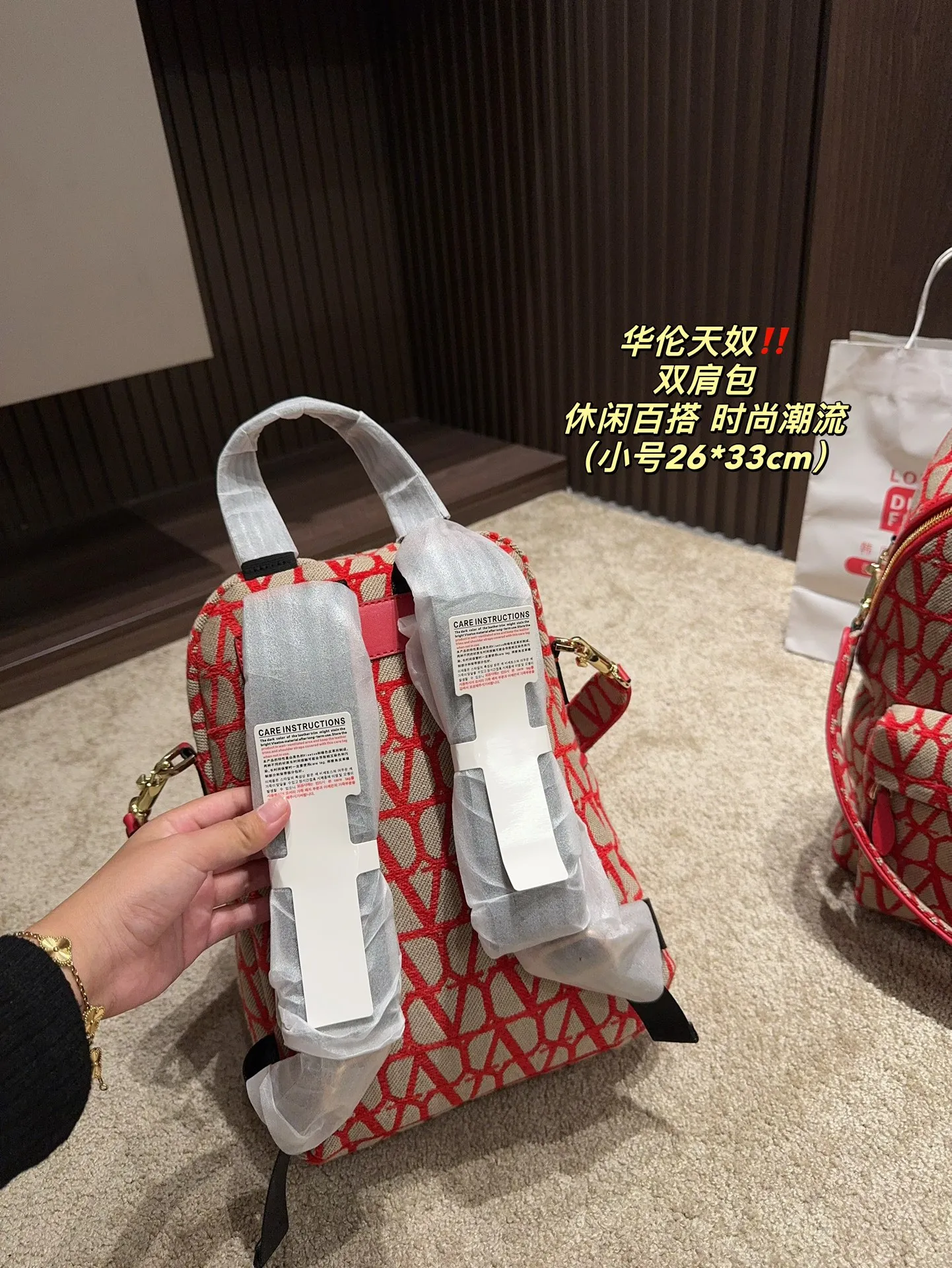 ✅The top original large size P480⚠️size 31.39 small size P400⚠️size 26.33 Valentino backpack large capacity, a must-have for vacation travel, one of the must-have items for fashionistas, the real thing will definitely surprise you