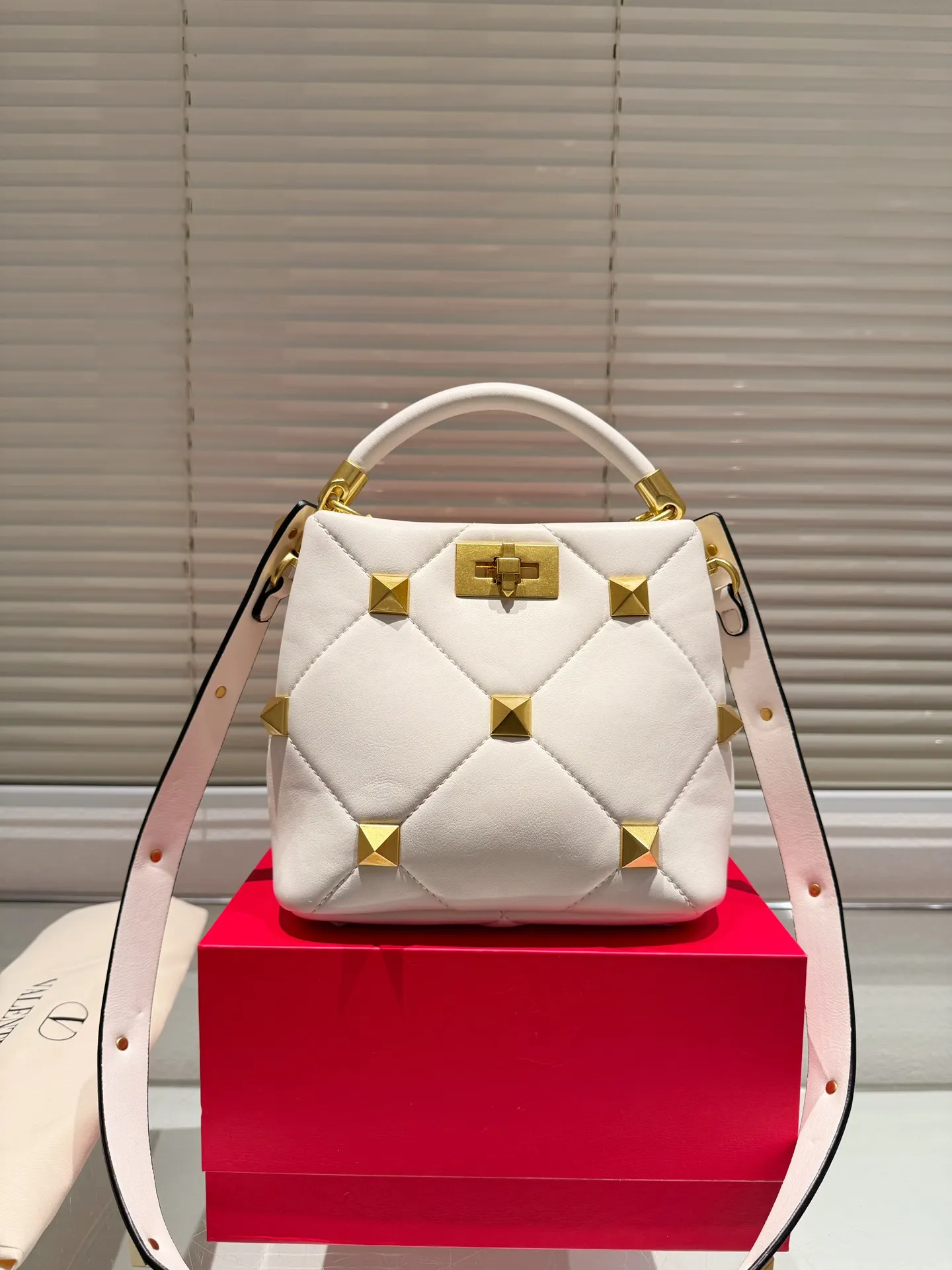 P380 Comes with box⚠️Size 20.18 Valentino VSLING handbag Unlocks fashion charm Can be salty or sweet The most beautiful girl on the street