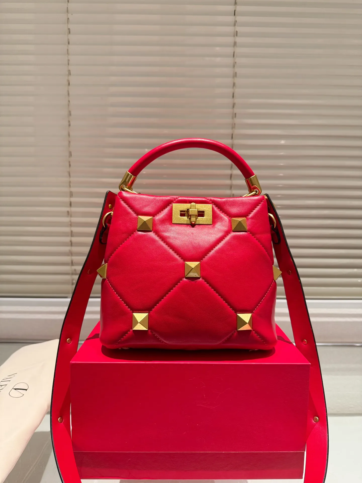 P380 Comes with box⚠️Size 20.18 Valentino VSLING handbag Unlocks fashion charm Can be salty or sweet The most beautiful girl on the street