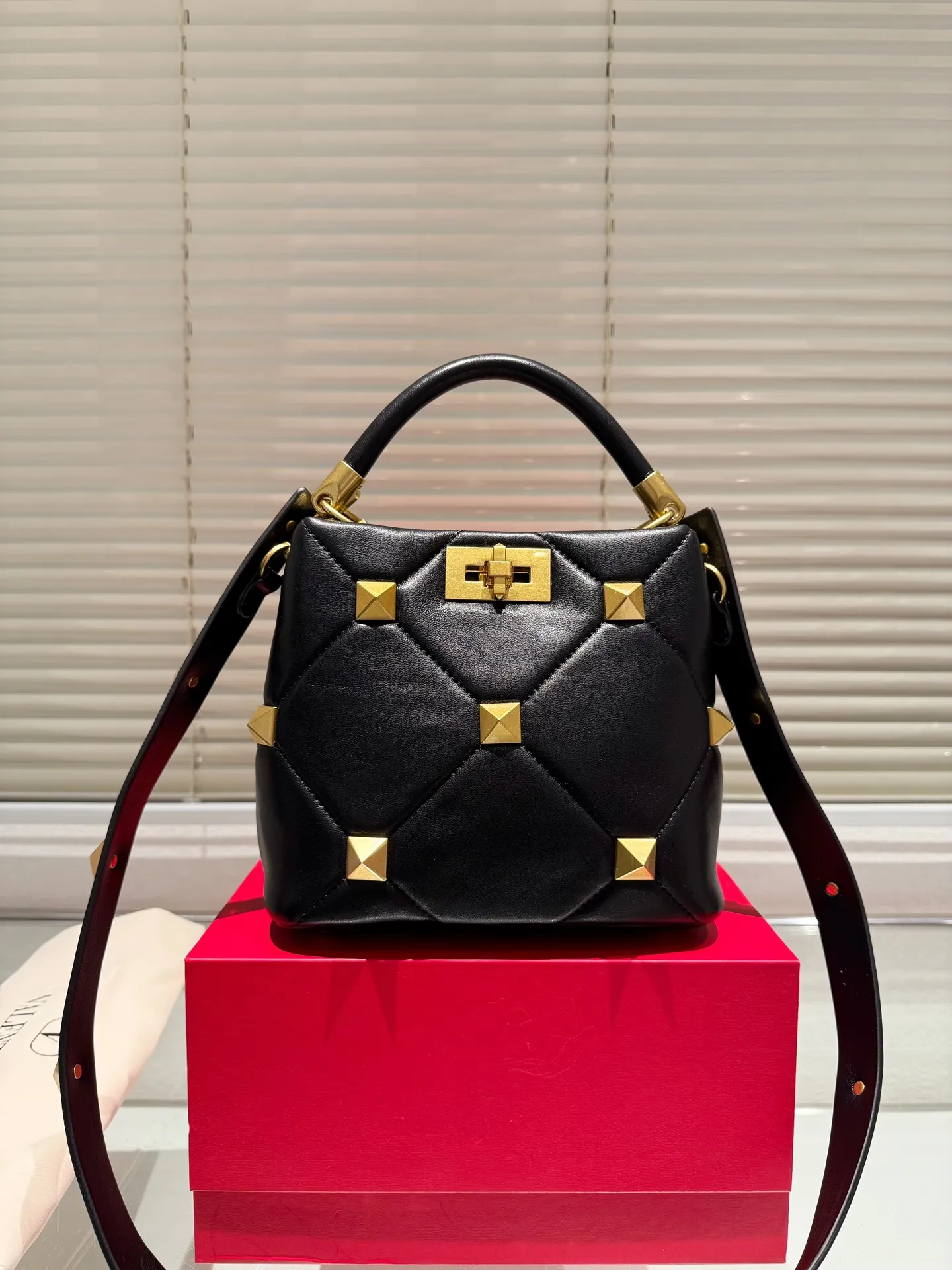P380 Comes with box⚠️Size 20.18 Valentino VSLING handbag Unlocks fashion charm Can be salty or sweet The most beautiful girl on the street