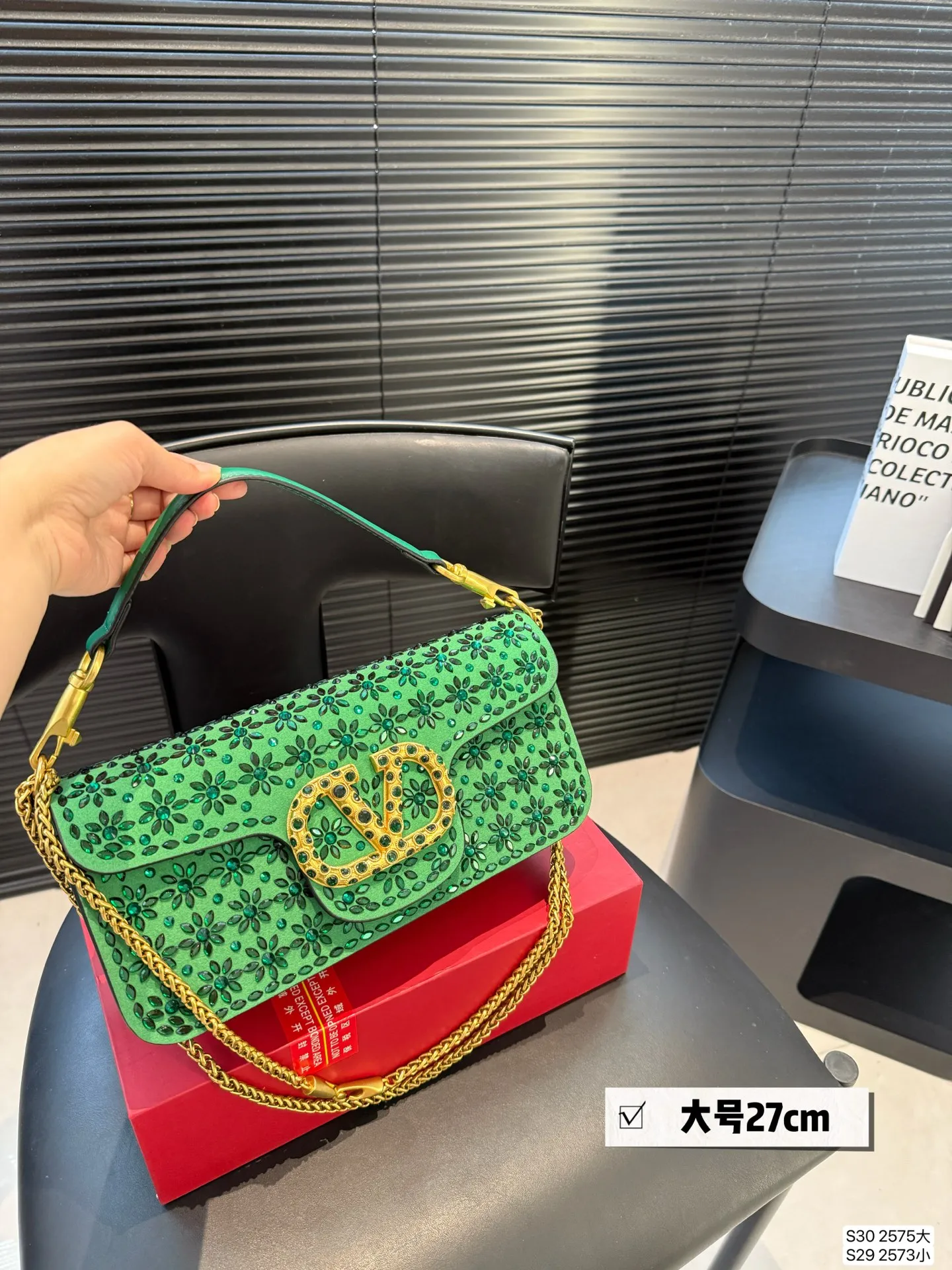 Large size P400, small size P390 with folding box. This time Valentino really went big. Favored by stars from all walks of life ~ The simple design is not only full of art but also exquisite. High-end sizes: large size 27 13.5 small size 20 11 item number large 2575 small 2573