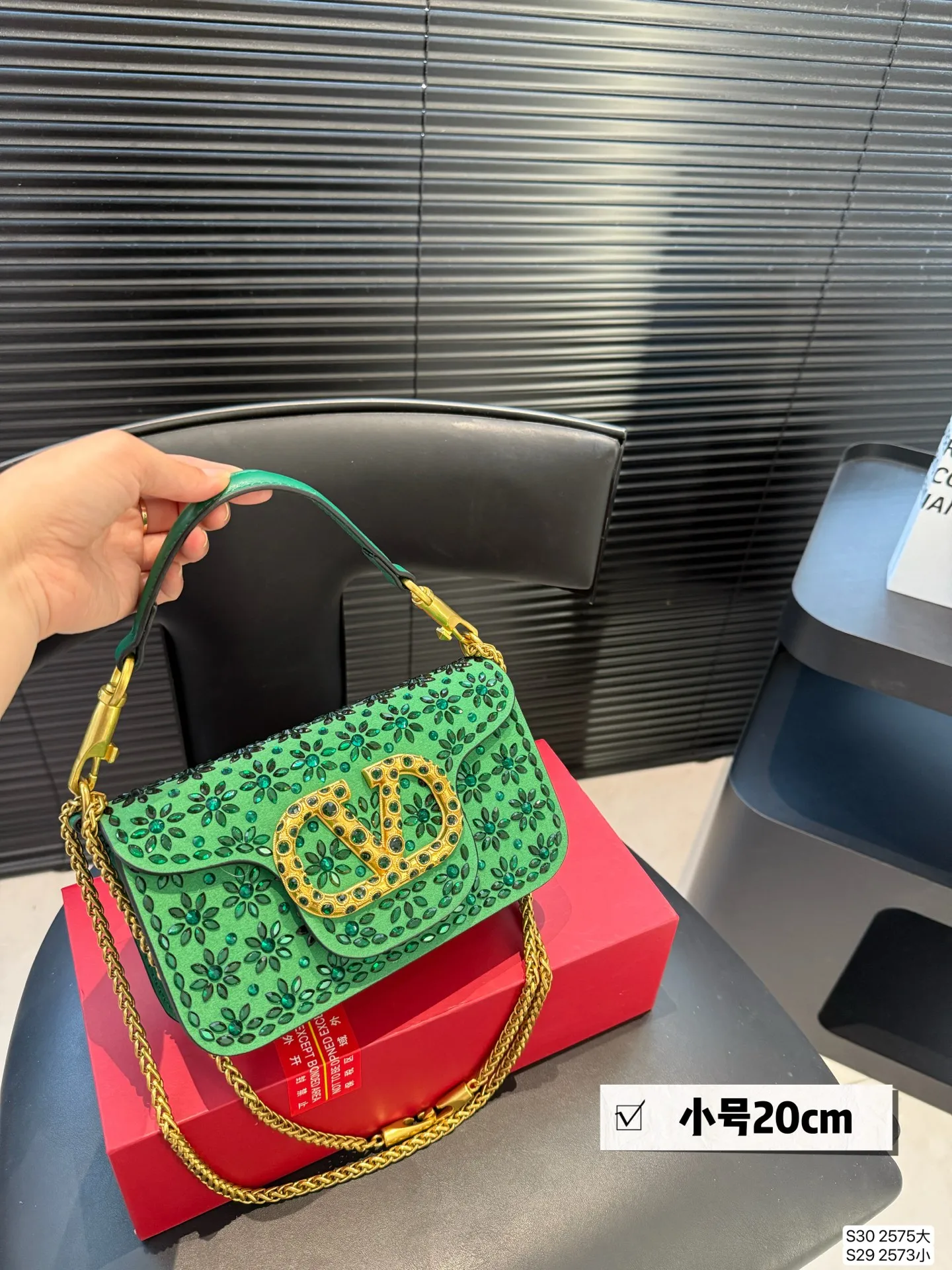 Large size P400, small size P390 with folding box. This time Valentino really went big. Favored by stars from all walks of life ~ The simple design is not only full of art but also exquisite. High-end sizes: large size 27 13.5 small size 20 11 item number large 2575 small 2573