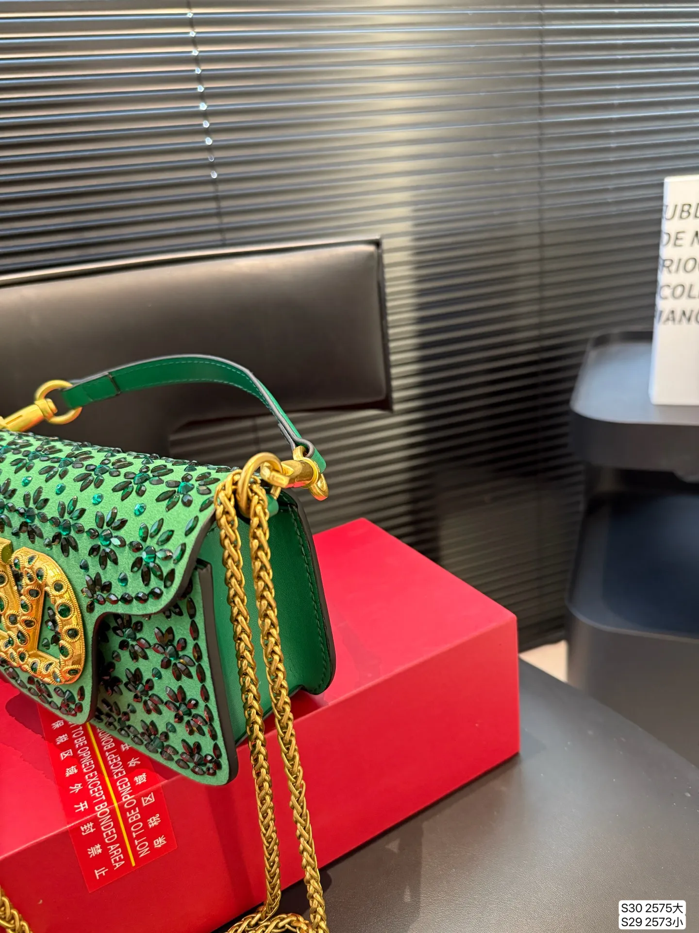 Large size P400, small size P390 with folding box. This time Valentino really went big. Favored by stars from all walks of life ~ The simple design is not only full of art but also exquisite. High-end sizes: large size 27 13.5 small size 20 11 item number large 2575 small 2573