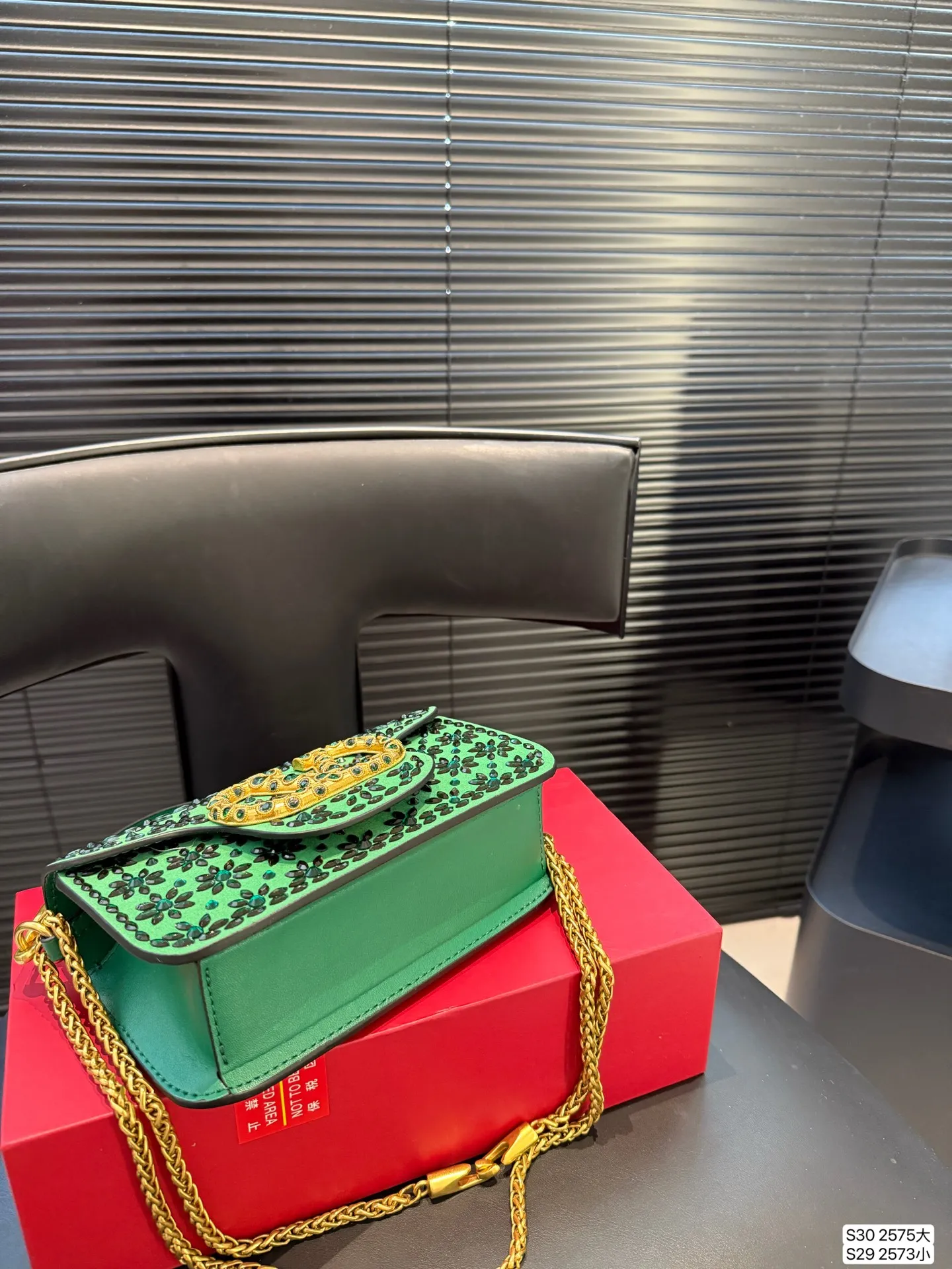 Large size P400, small size P390 with folding box. This time Valentino really went big. Favored by stars from all walks of life ~ The simple design is not only full of art but also exquisite. High-end sizes: large size 27 13.5 small size 20 11 item number large 2575 small 2573