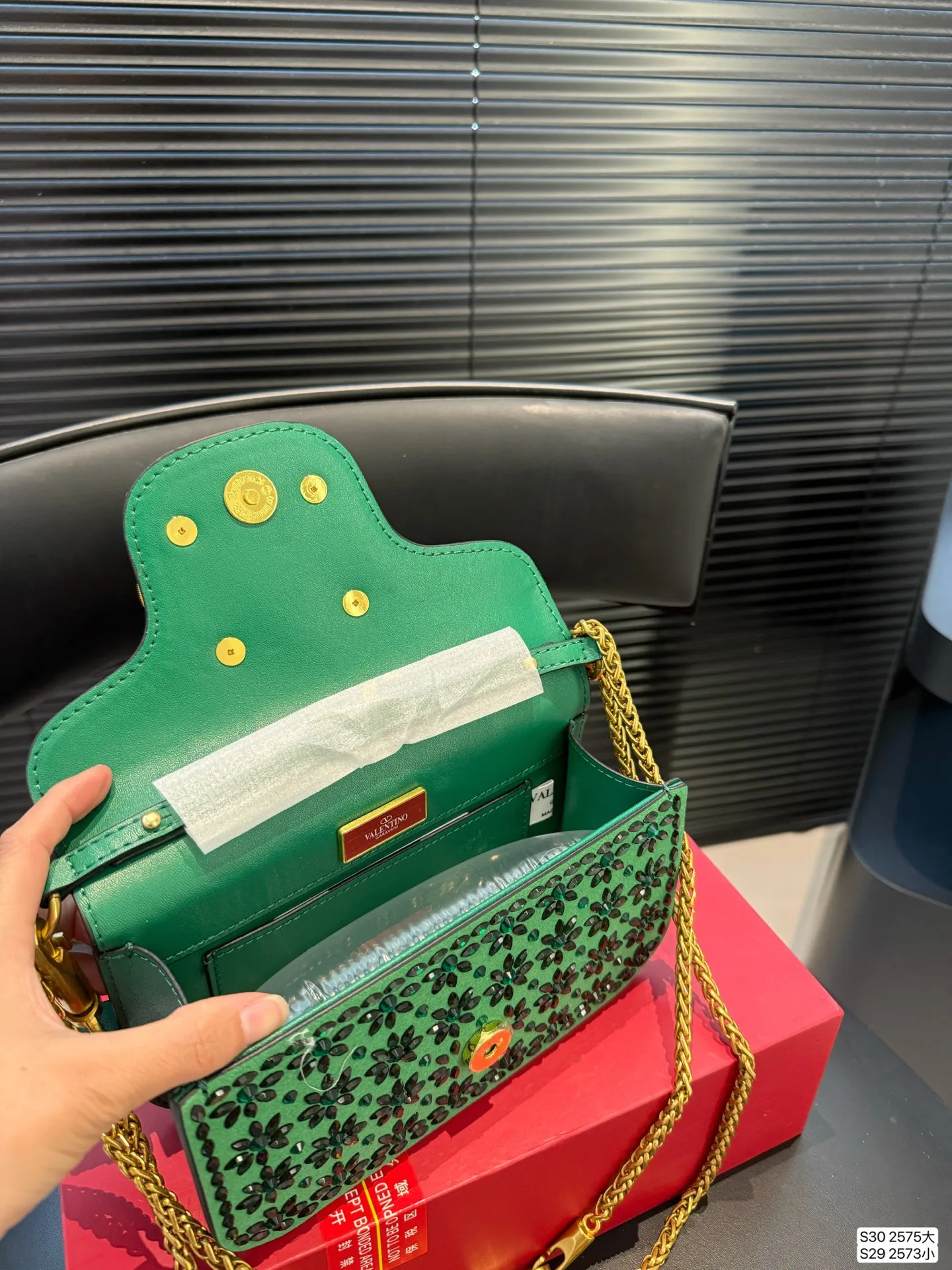 Large size P400, small size P390 with folding box. This time Valentino really went big. Favored by stars from all walks of life ~ The simple design is not only full of art but also exquisite. High-end sizes: large size 27 13.5 small size 20 11 item number large 2575 small 2573