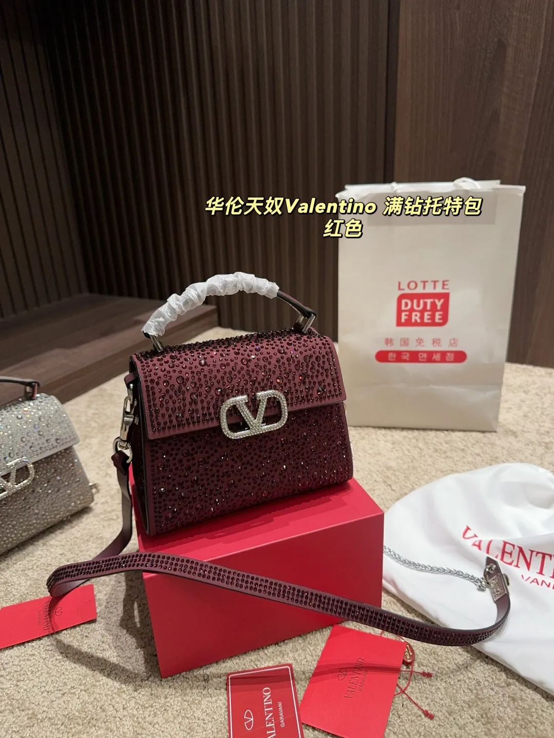 p390 with folding box ⚠️Size 18.15 Valentino Diamond Tote Bag A handbag, if you connect the shoulder strap, it can be used as a shoulder bag or crossbody bag. The V mark on the front of the bag is the unique Valentino logo. It feels high-end and fashionable. good