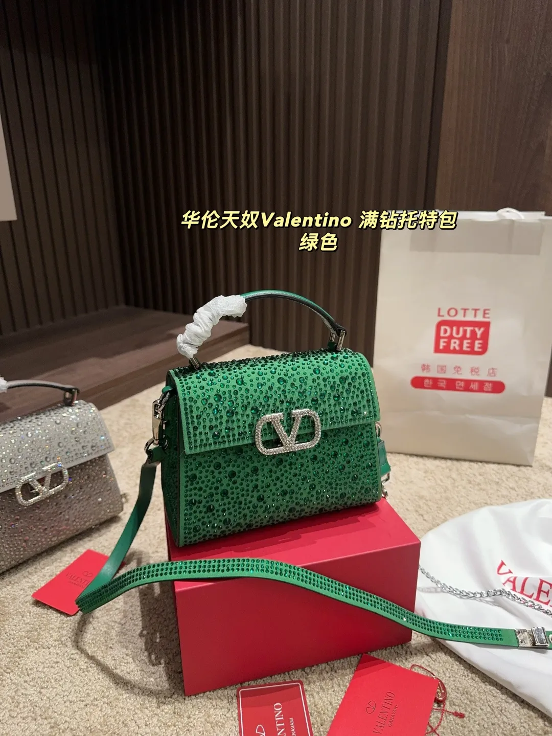 p390 with folding box ⚠️Size 18.15 Valentino Diamond Tote Bag A handbag, if you connect the shoulder strap, it can be used as a shoulder bag or crossbody bag. The V mark on the front of the bag is the unique Valentino logo. It feels high-end and fashionable. good
