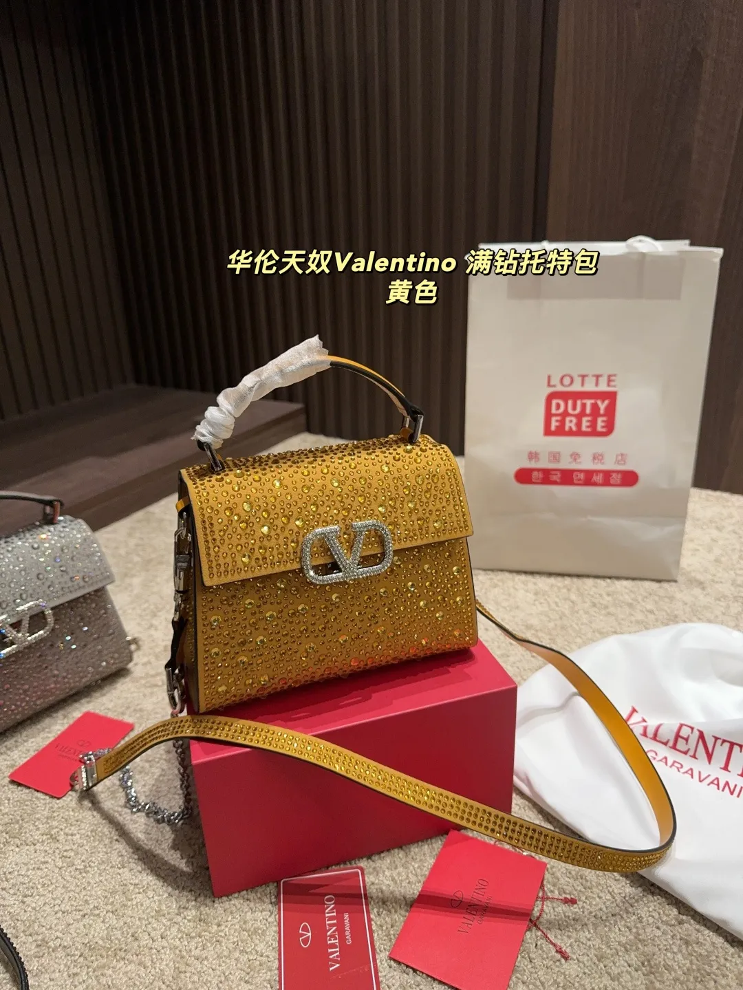 p390 with folding box ⚠️Size 18.15 Valentino Diamond Tote Bag A handbag, if you connect the shoulder strap, it can be used as a shoulder bag or crossbody bag. The V mark on the front of the bag is the unique Valentino logo. It feels high-end and fashionable. good