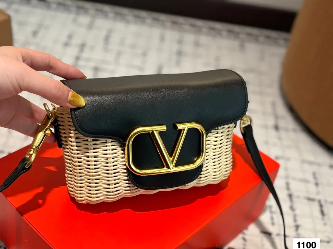 p300 Folding gift box packaging 🎁 Valentino Straw Chain Bag The trend of straw bags has struck again, easily becoming this season’s new favorite! Whether for daily outings or holiday shopping, the most photographed bags always remind people of warm seasons and relaxing beach days. Woven from raffia, the texture is fresh and natural, bringing a summery feel from sight to touch, injecting elegance into the structured bag. Size 20.12