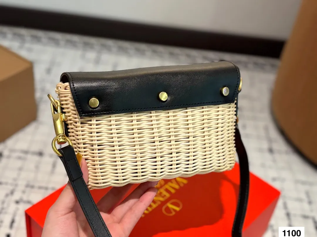p300 Folding gift box packaging 🎁 Valentino Straw Chain Bag The trend of straw bags has struck again, easily becoming this season’s new favorite! Whether for daily outings or holiday shopping, the most photographed bags always remind people of warm seasons and relaxing beach days. Woven from raffia, the texture is fresh and natural, bringing a summery feel from sight to touch, injecting elegance into the structured bag. Size 20.12