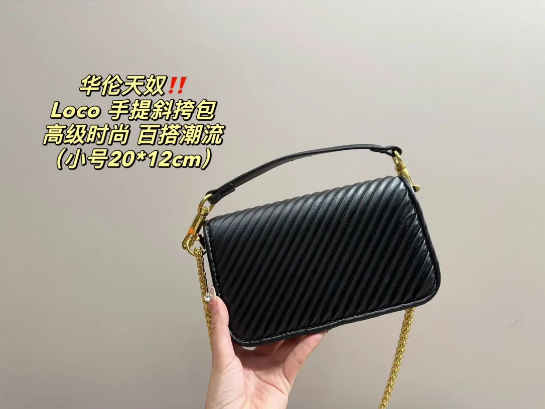 Large P310 with folding box⚠️Size 27.13 Small P290 with folding box⚠️Size 20.12 Valentino Loco hand-held crossbody bag Comfortable and sophisticated coexist, simple and elegant yet discreet, easily create an elegant commuting outfit
