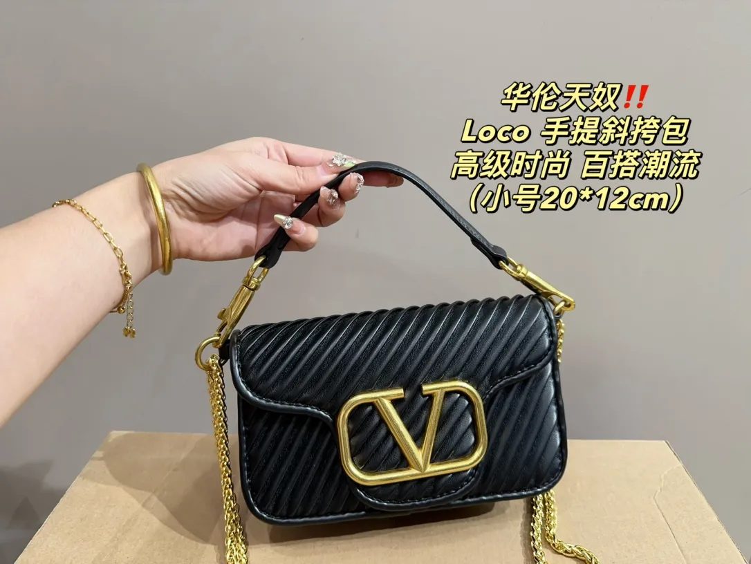 Large P310 with folding box⚠️Size 27.13 Small P290 with folding box⚠️Size 20.12 Valentino Loco hand-held crossbody bag Comfortable and sophisticated coexist, simple and elegant yet discreet, easily create an elegant commuting outfit