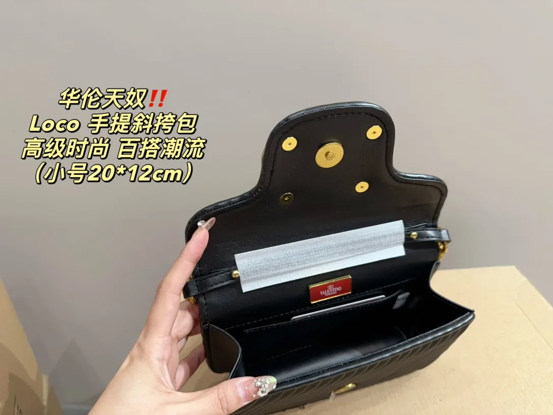 Large P310 with folding box⚠️Size 27.13 Small P290 with folding box⚠️Size 20.12 Valentino Loco hand-held crossbody bag Comfortable and sophisticated coexist, simple and elegant yet discreet, easily create an elegant commuting outfit