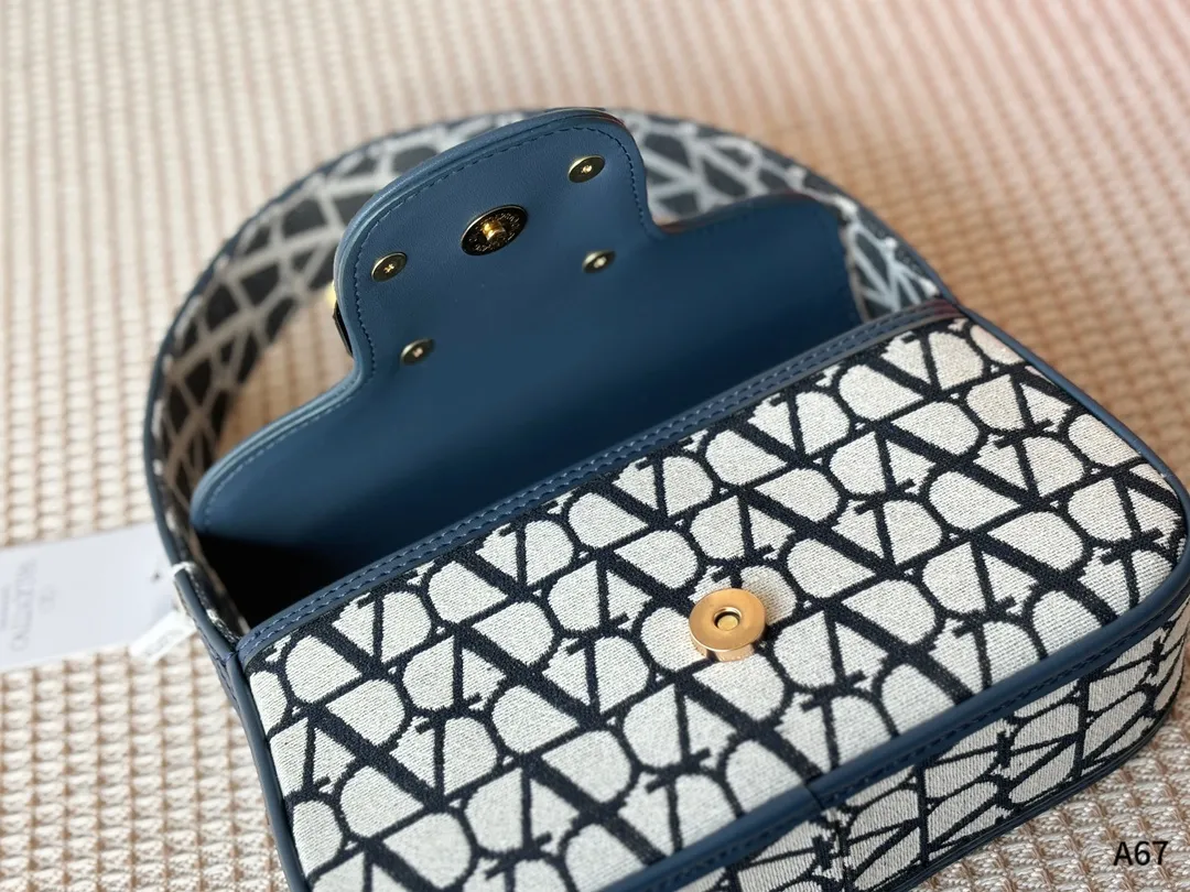 💰270 Folding gift box packaging 🌟Valentino Loco is a must-have for beautiful fairies. It is also so beautiful. It can be carried on one shoulder🉑 Unlock the fashion charm. It can be salty or sweet. Be the most beautiful girl in the whole street👩🏼‍🦱 Size: 23-7-13