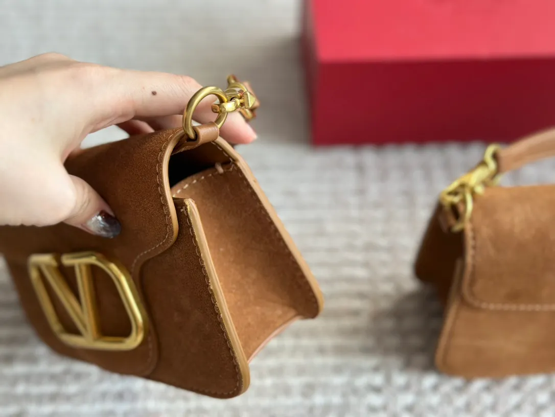 💰 360, 170 box size: 20 9cm 26 17cm Valentino new product! Who can resist this style? It’s totally okay to wear in autumn and winter~