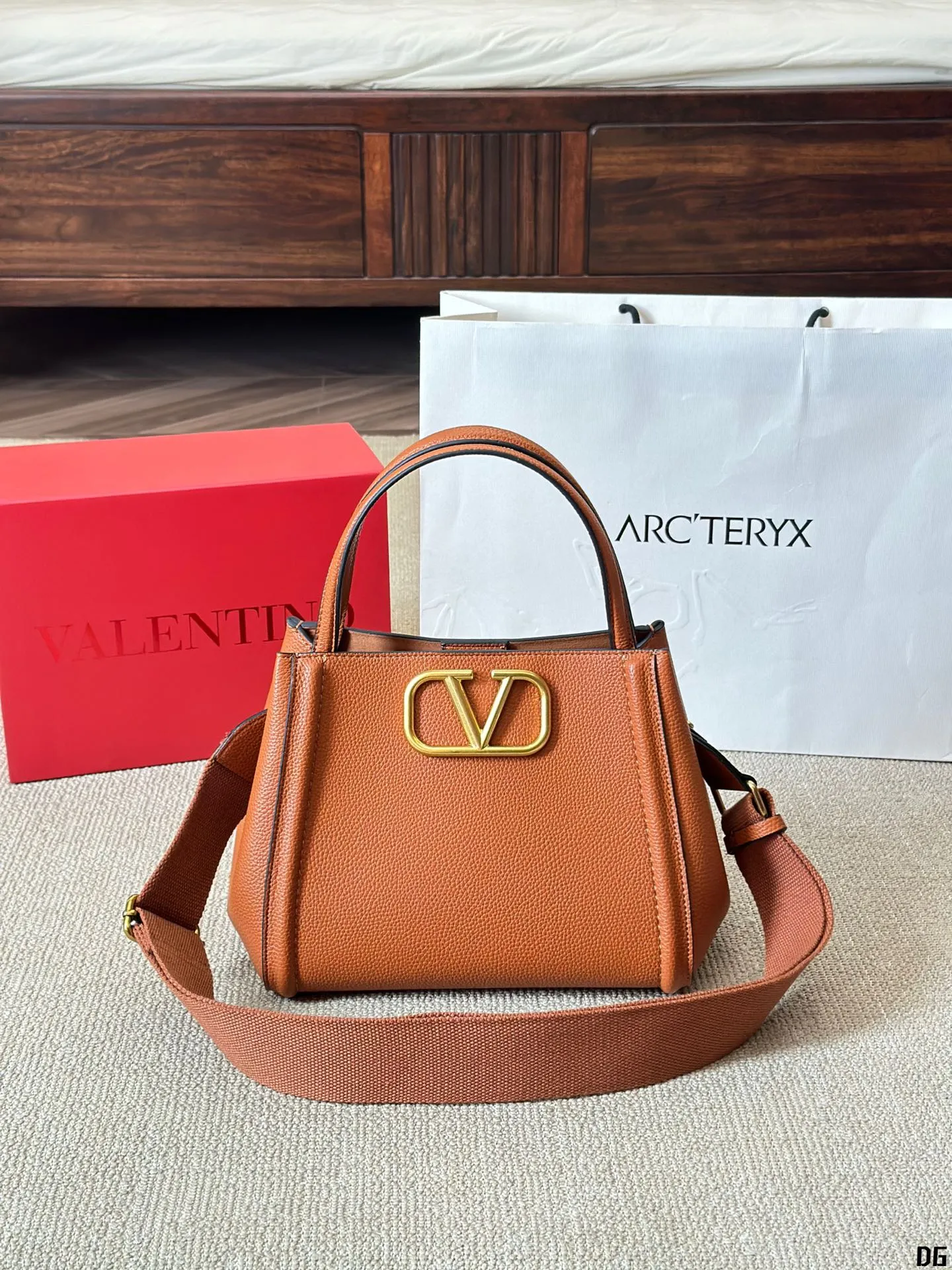 Cowhide version p330 Valentino VALENTINO Women's Valentino show model Black Tie Valentino Letter Bag Tote bag from Valentino. The new season has just arrived. Size 25 20cm (two straps)