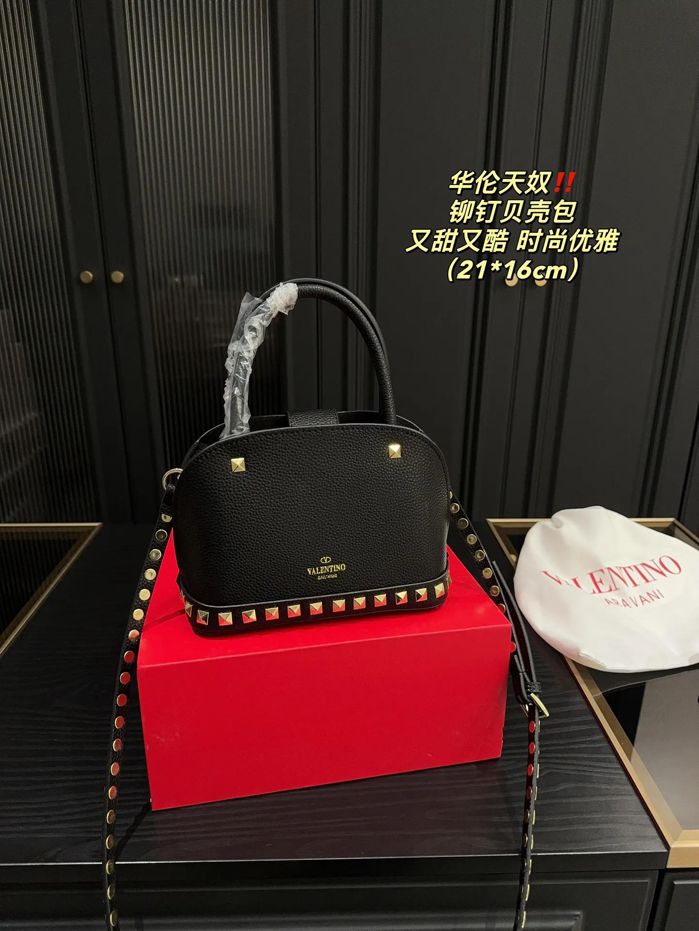 P360 comes with folding box⚠️Size 21.16 Valentino rivet shell bag. Sweet and cool. I will love you forever. Versatile and fashionable. Very good-looking. It is a must-have item for every cool girl.